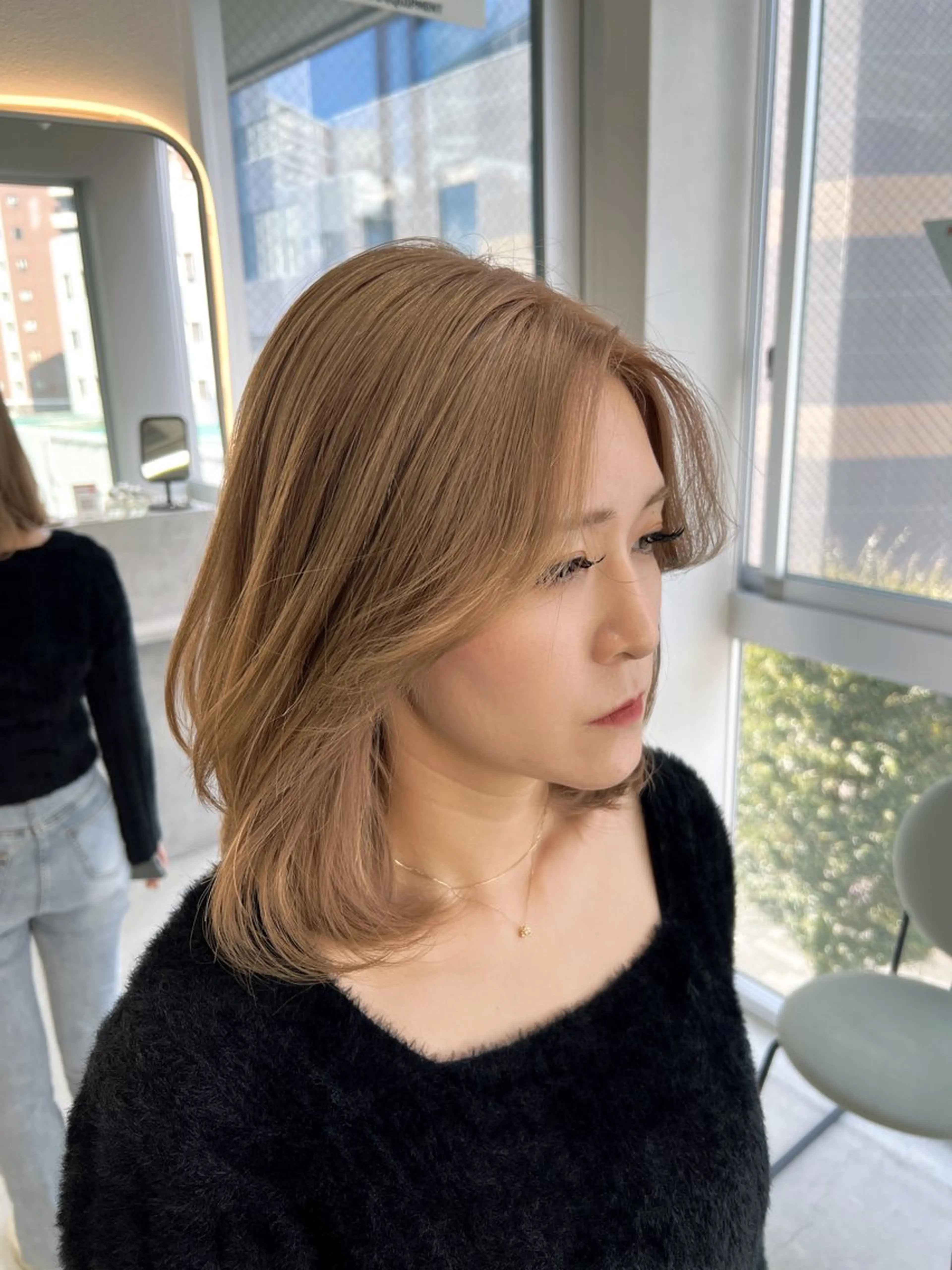 ミディアム カット ヘアカラー maya レイヤーカットのヘアスタイル