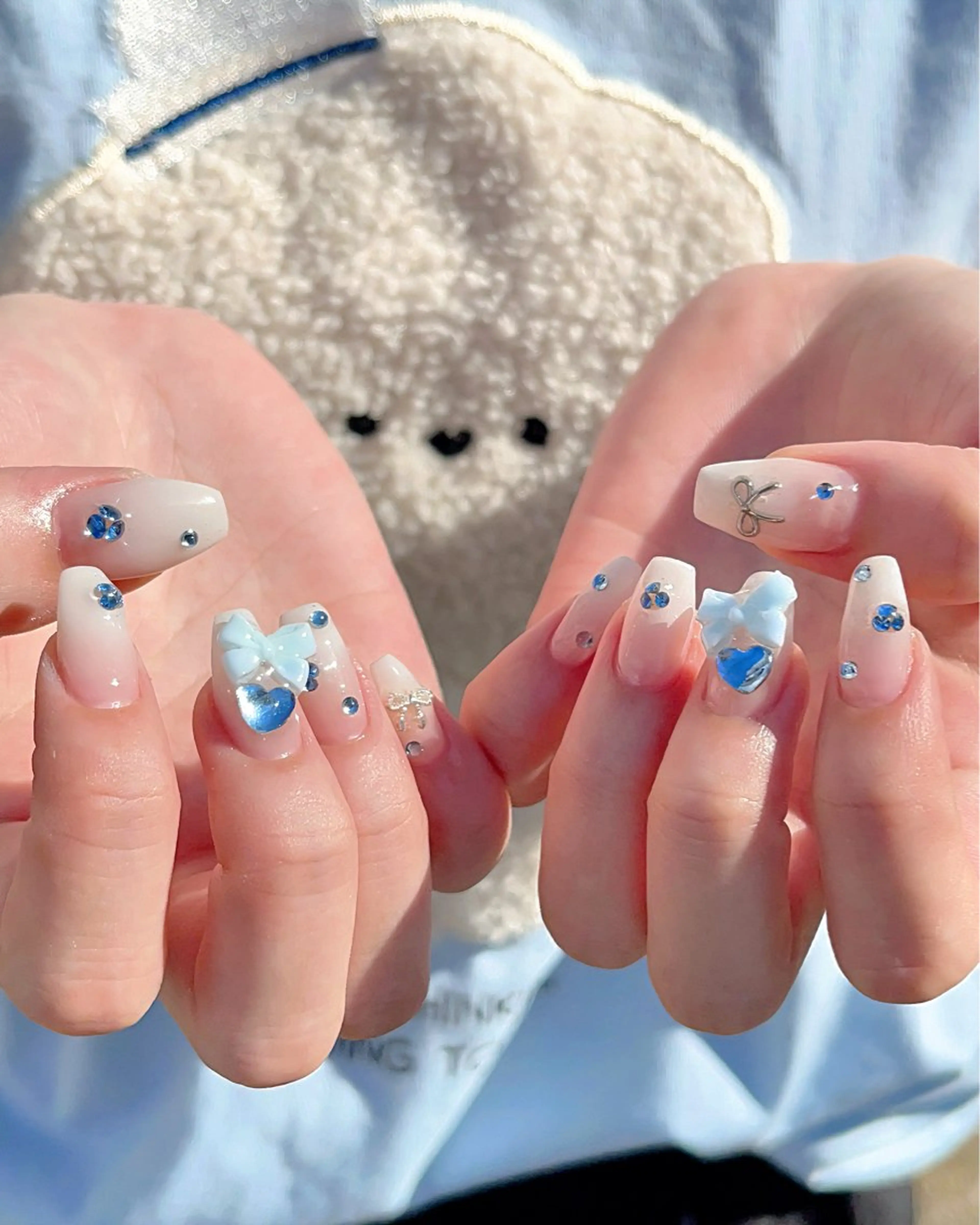 ネイル ガーリー キラキラネイル 水色 ワンカラーネイル ホワイト ハンドネイル ハンドケア 🎀NAIL🎀 AI🪄︎︎◝✩のネイルデザイン