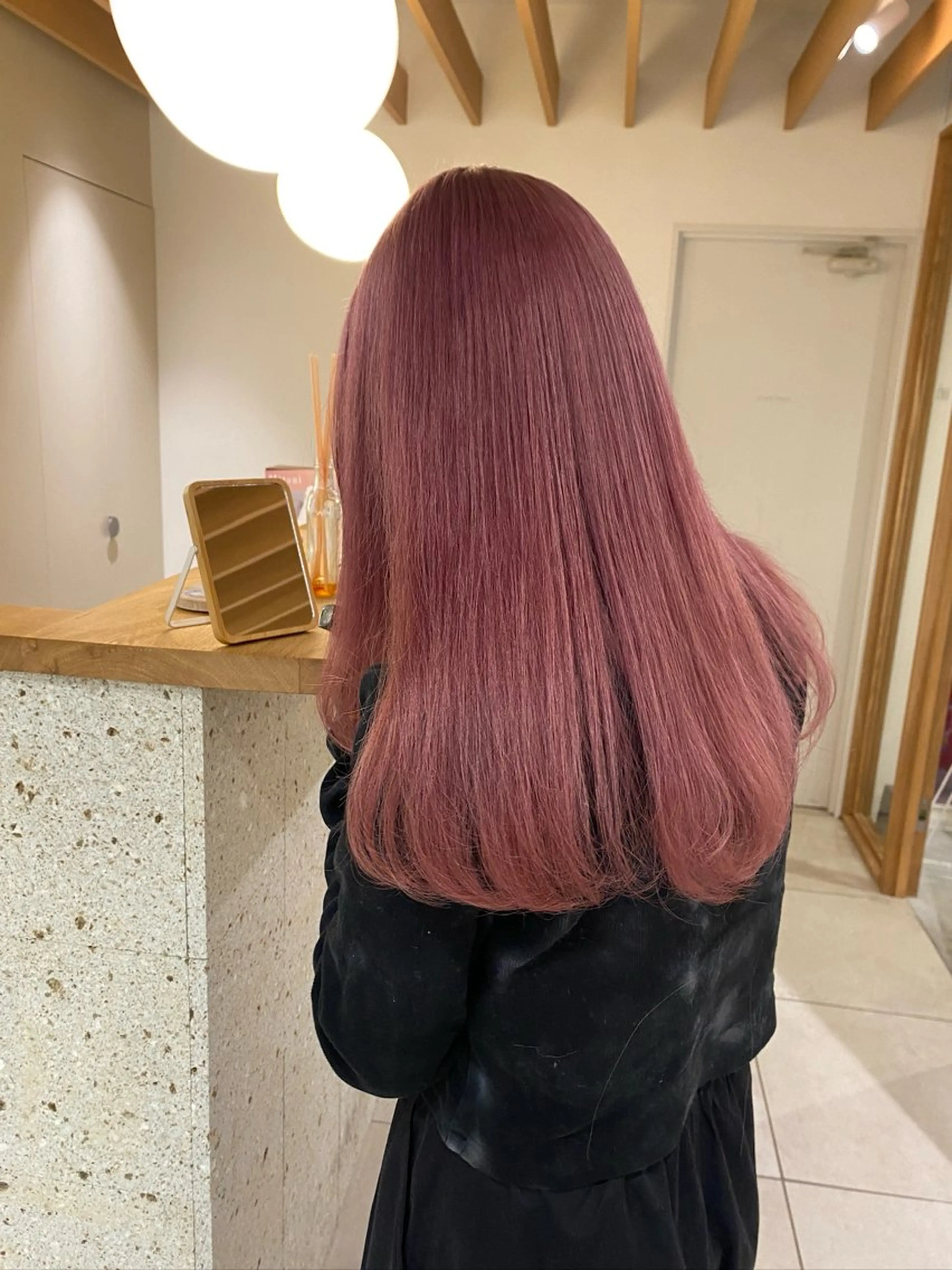 セミロング カラー ベージュカラー ブリーチ ピンクカラー ピンクベージュ カット ヘアカラー トリートメント キタ リオナのヘアスタイル