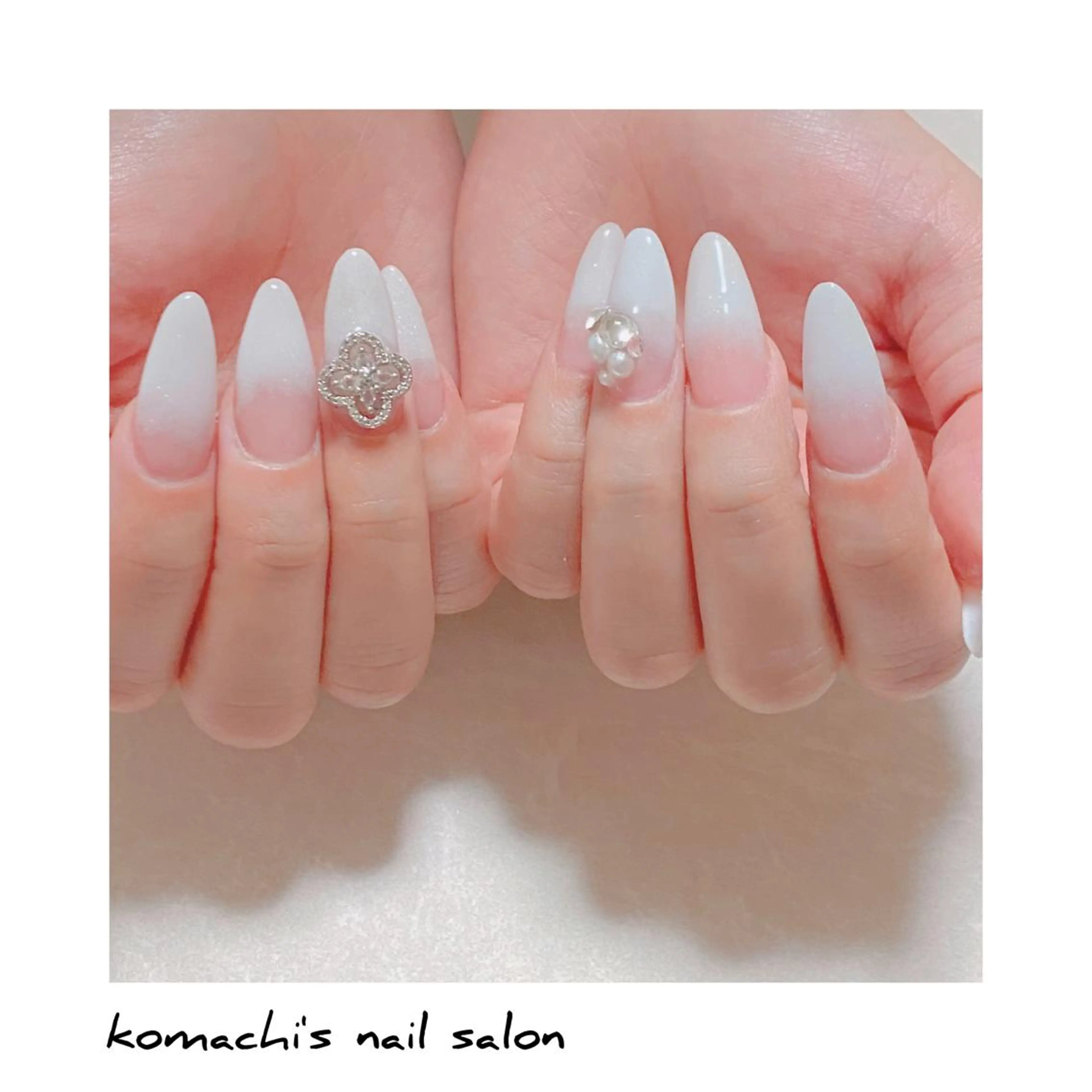 ネイル グラデーション ラメ(グリッター) ラメグラデーション スカルプネイル ホワイト ハンドネイル akita kazumiのネイルデザイン