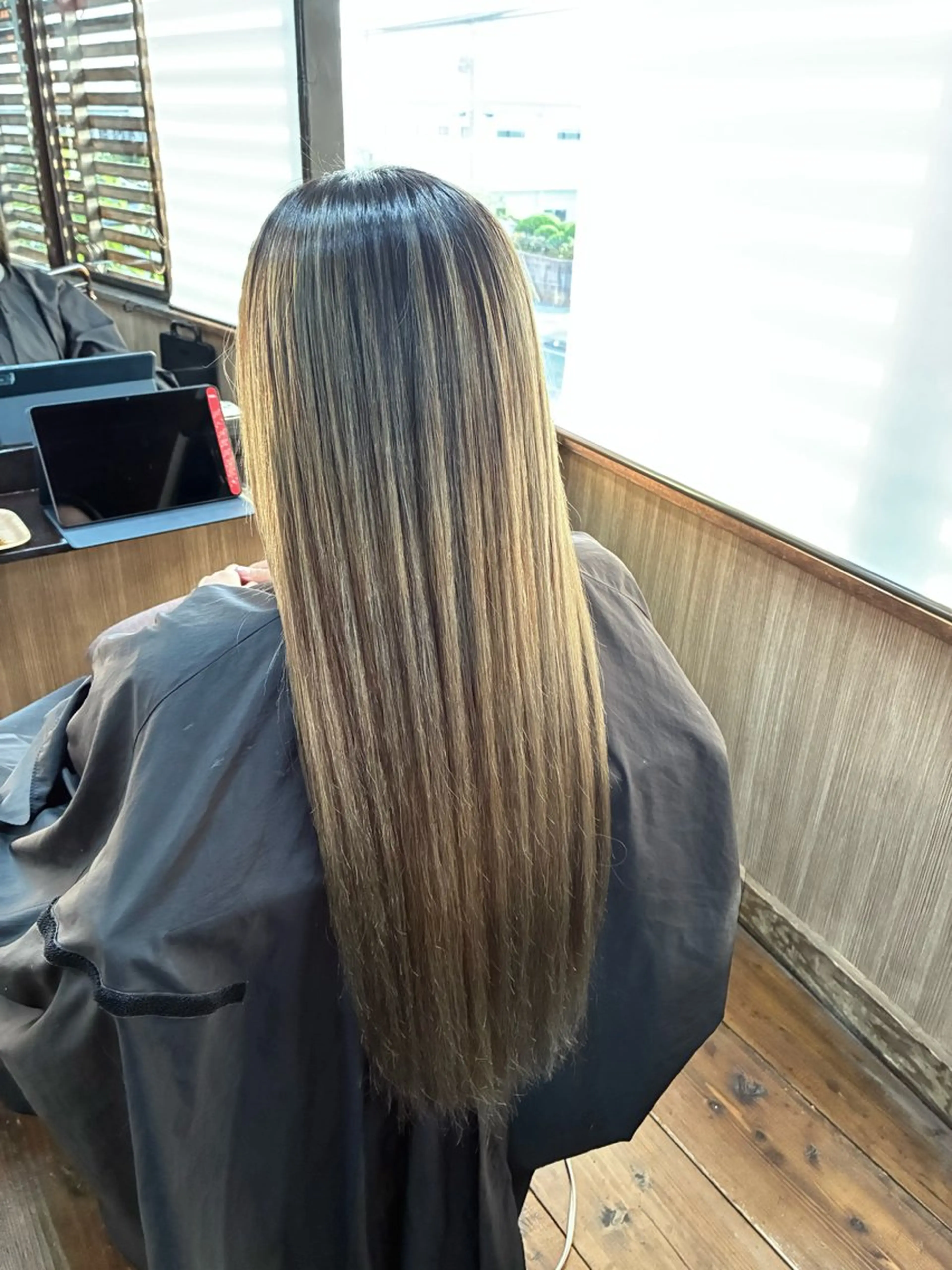 ロング カラー バレイヤージュ ブリーチ レイヤーカット ヘアカラー mill hair所属・長浜 小晴のヘアスタイル