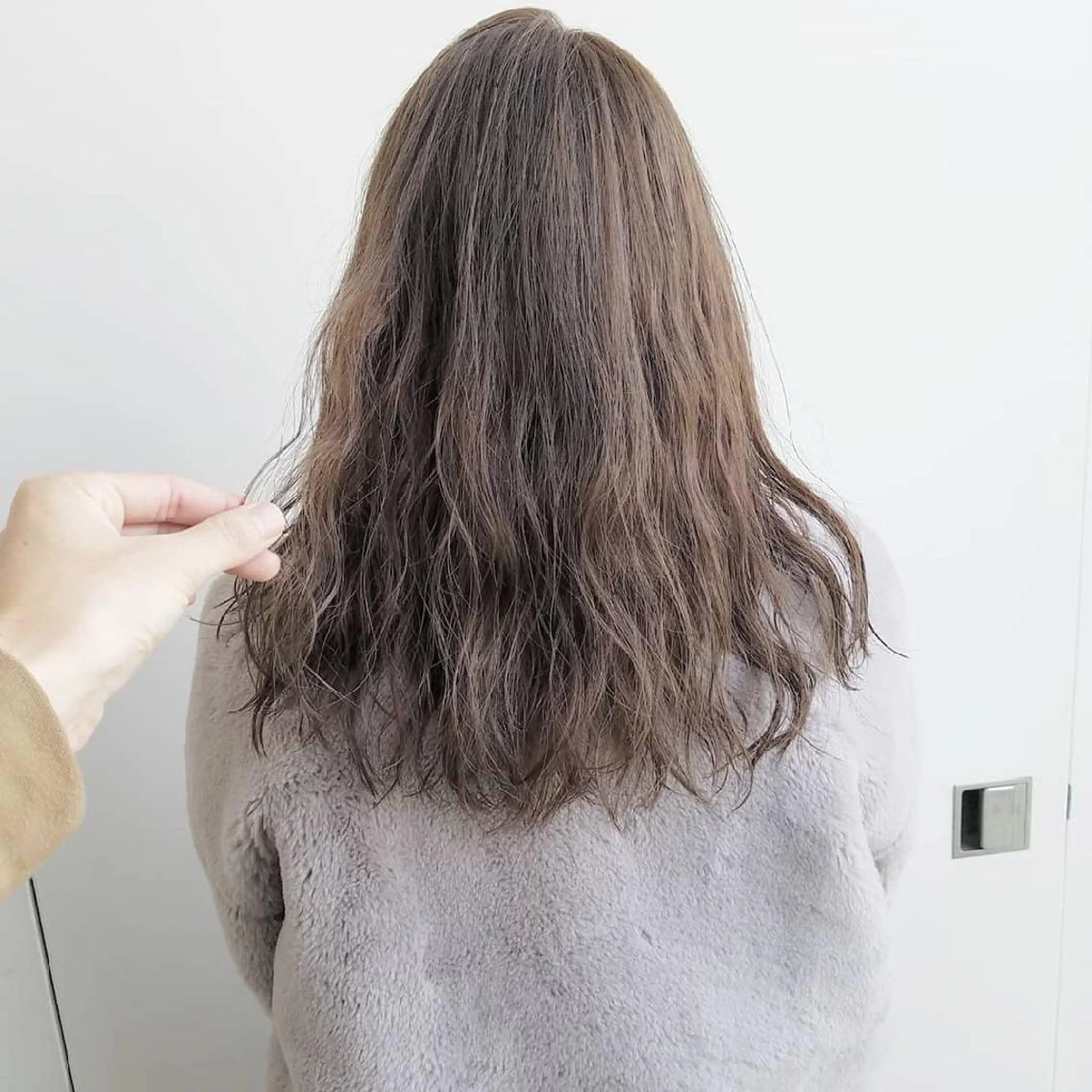 ミディアム カラー ヘアアレンジ ネイル マツエク・マツパ ベージュカラー ブロンド ブロンドベージュ iplus✴ まつげ、眉毛、耳つぼのマツエク・マツパデザイン