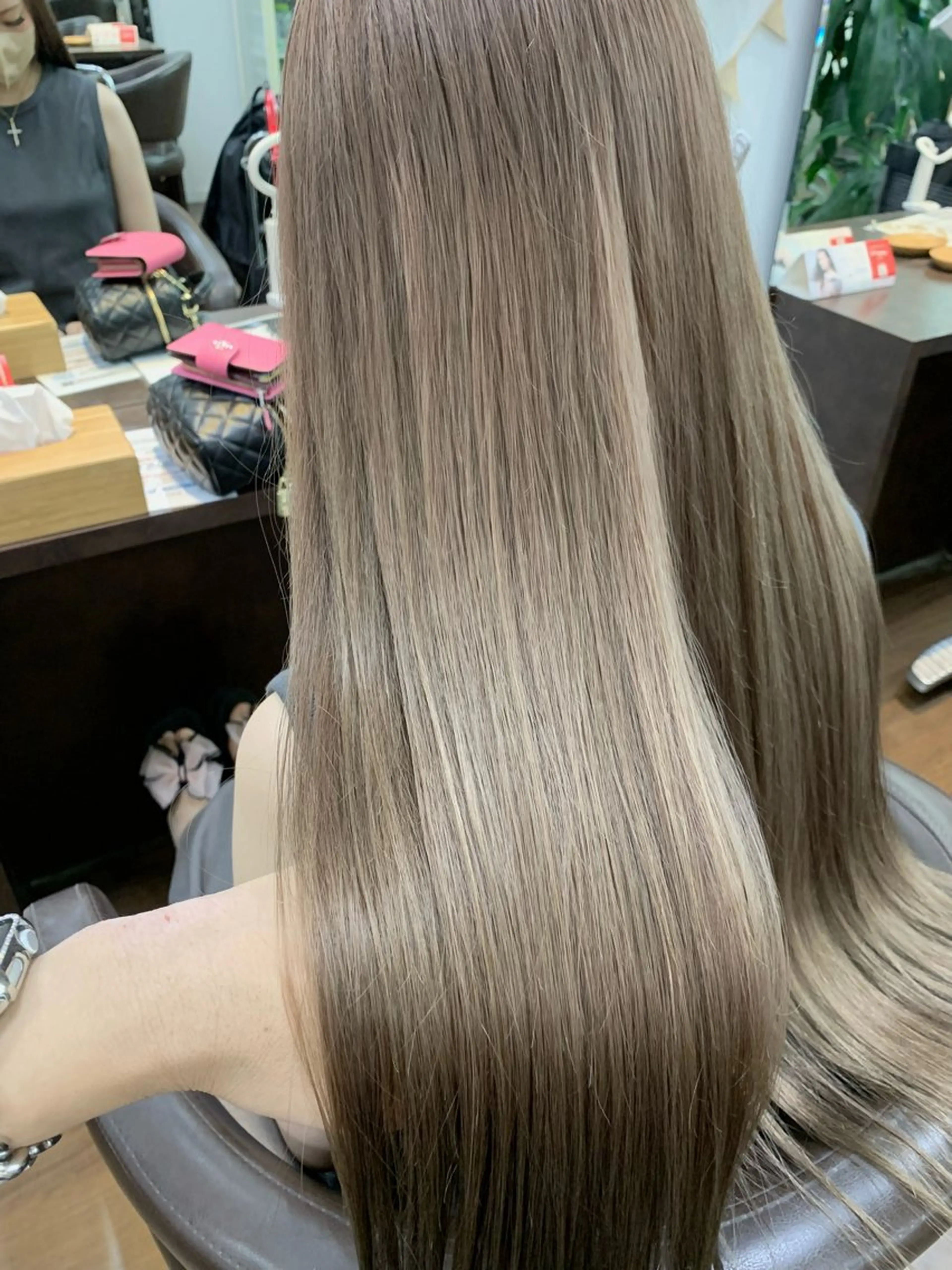 ロング カラー ベージュカラー ブラウンカラー グレージュ ミルクティーベージュ ミルクティーグレージュ 小笠原 菜緒のヘアスタイル