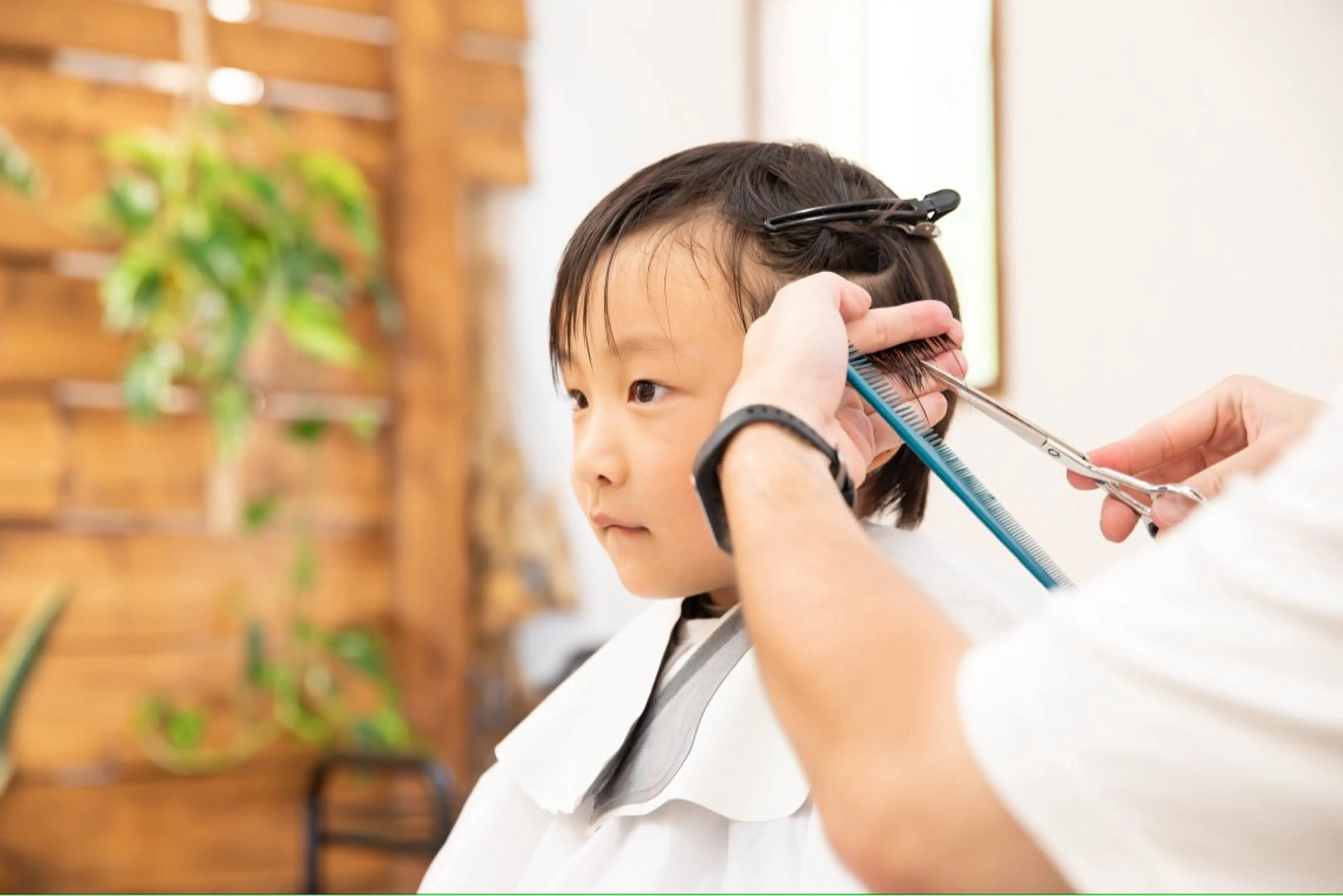 キッズカット小学生¥2,300、中学生¥2,600、高校生¥2,900、土日祝+¥1,100の写真