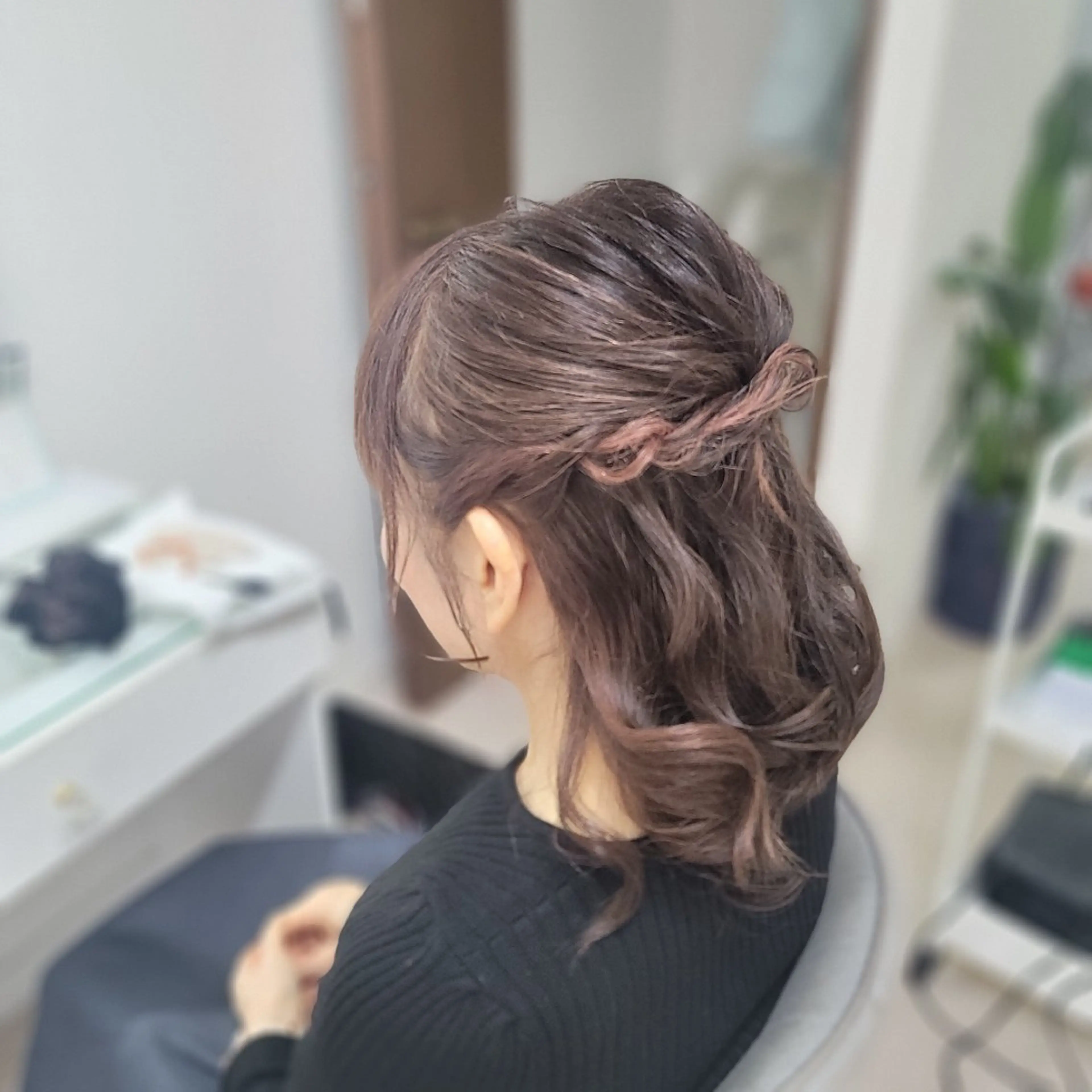 ミディアム ヘアアレンジ ハーフアップ ヘアセット 渥美 寿美翔のヘアスタイル