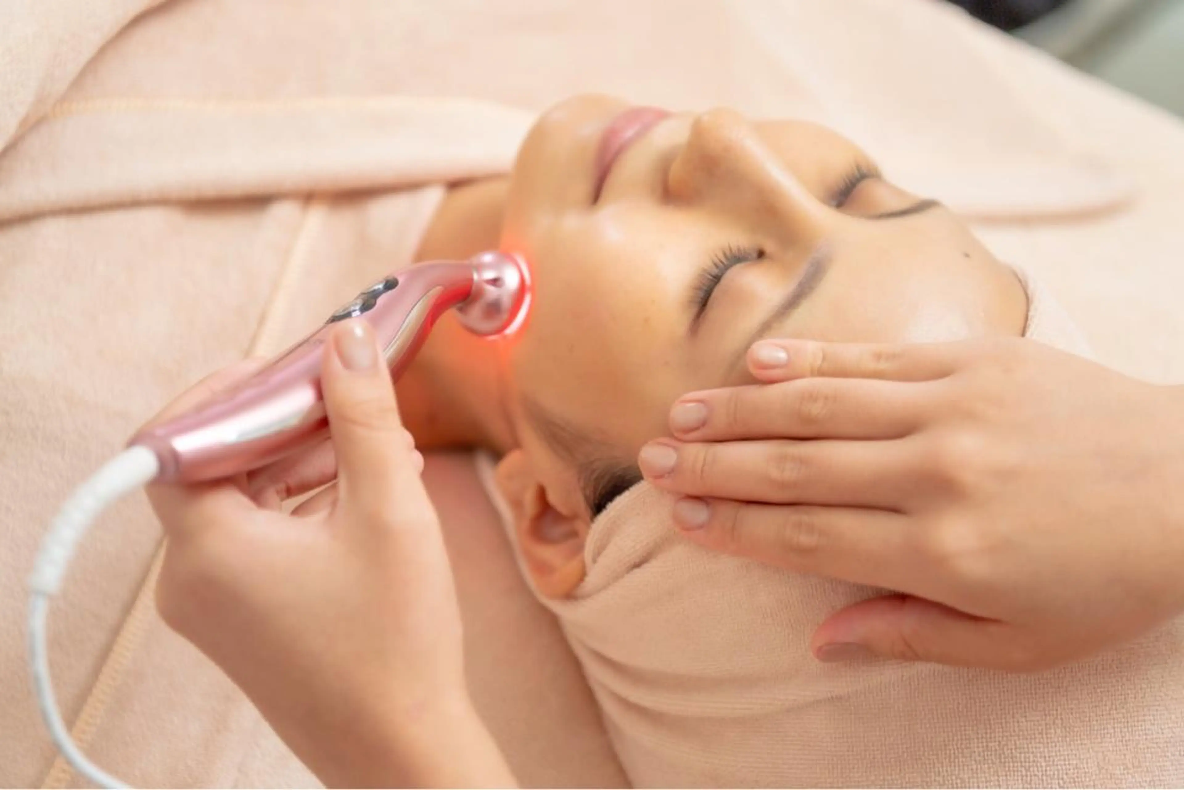 No1★立体小顔+高保湿美容液導入+4代機クリオネフェイシャルデコルテ付120分の写真