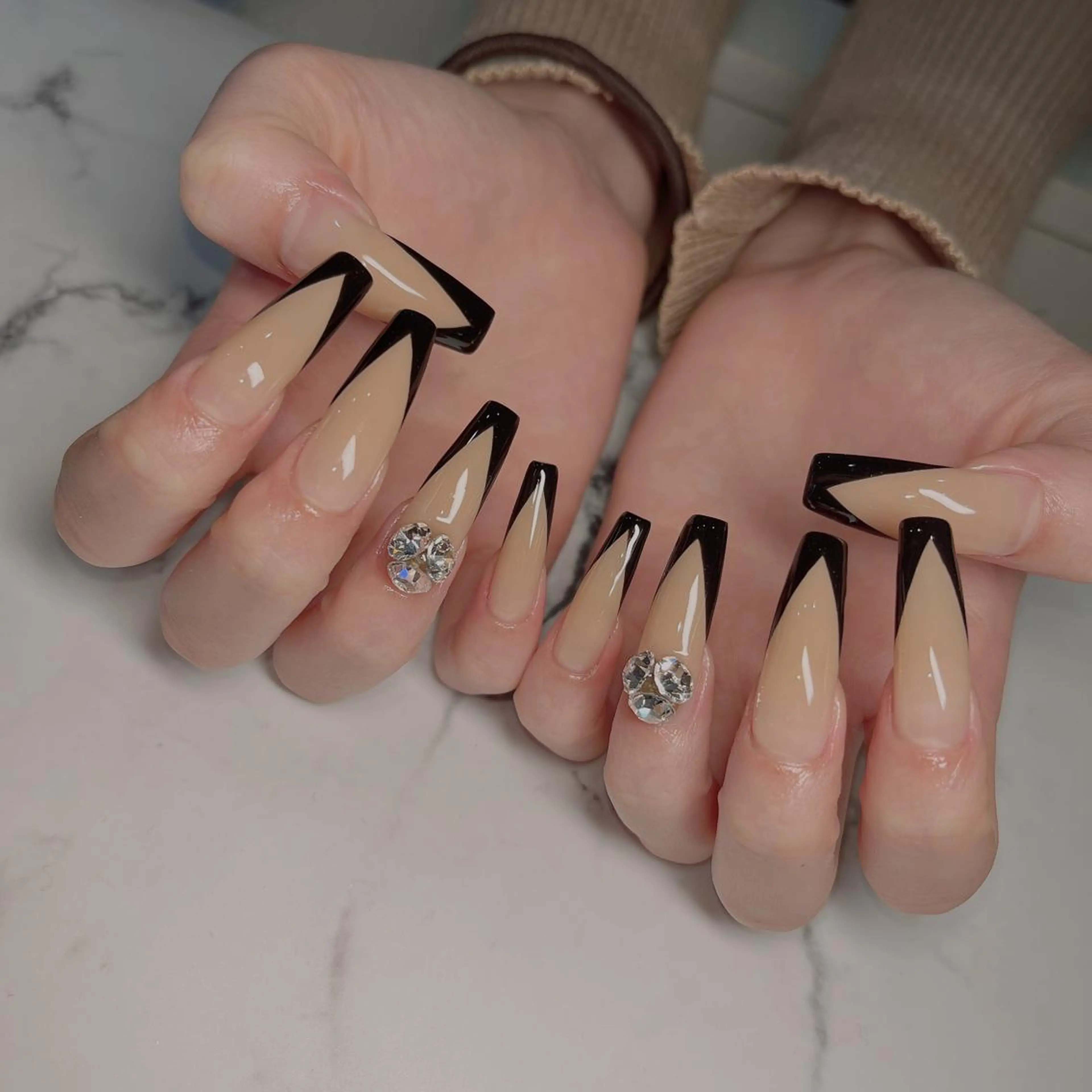 ネイル フットネイル フレンチネイル ジェルネイル ラメ(グリッター) ラメグラデーション ハンドネイル NEO Beauty Salon所属・𝐍𝐄𝐎 𝐉𝐔𝐑𝐈のネイルデザイン