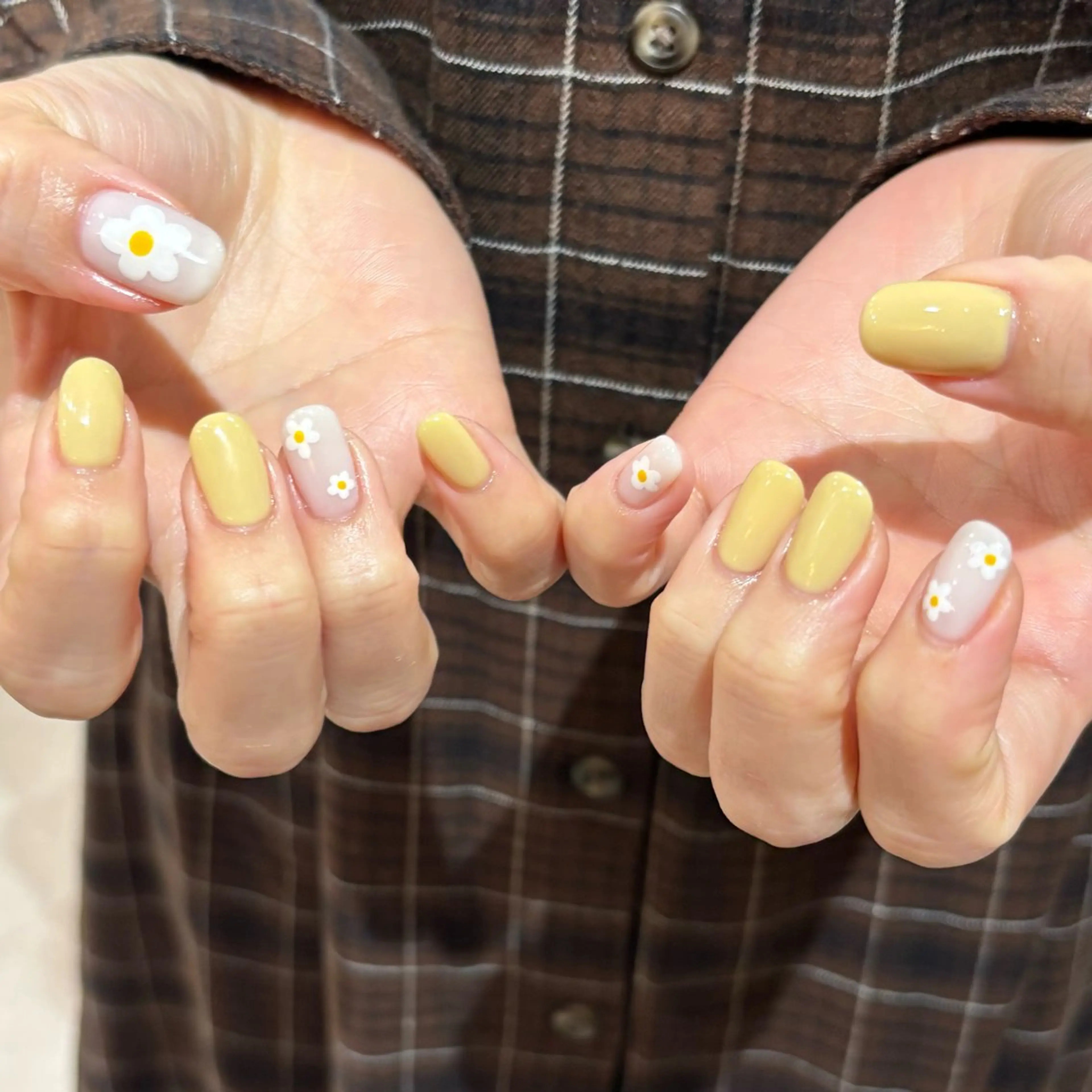 ネイル 黄色 ハンドネイル ハンドケア パラジェルサロン 大人女性が通うサロンのネイルデザイン