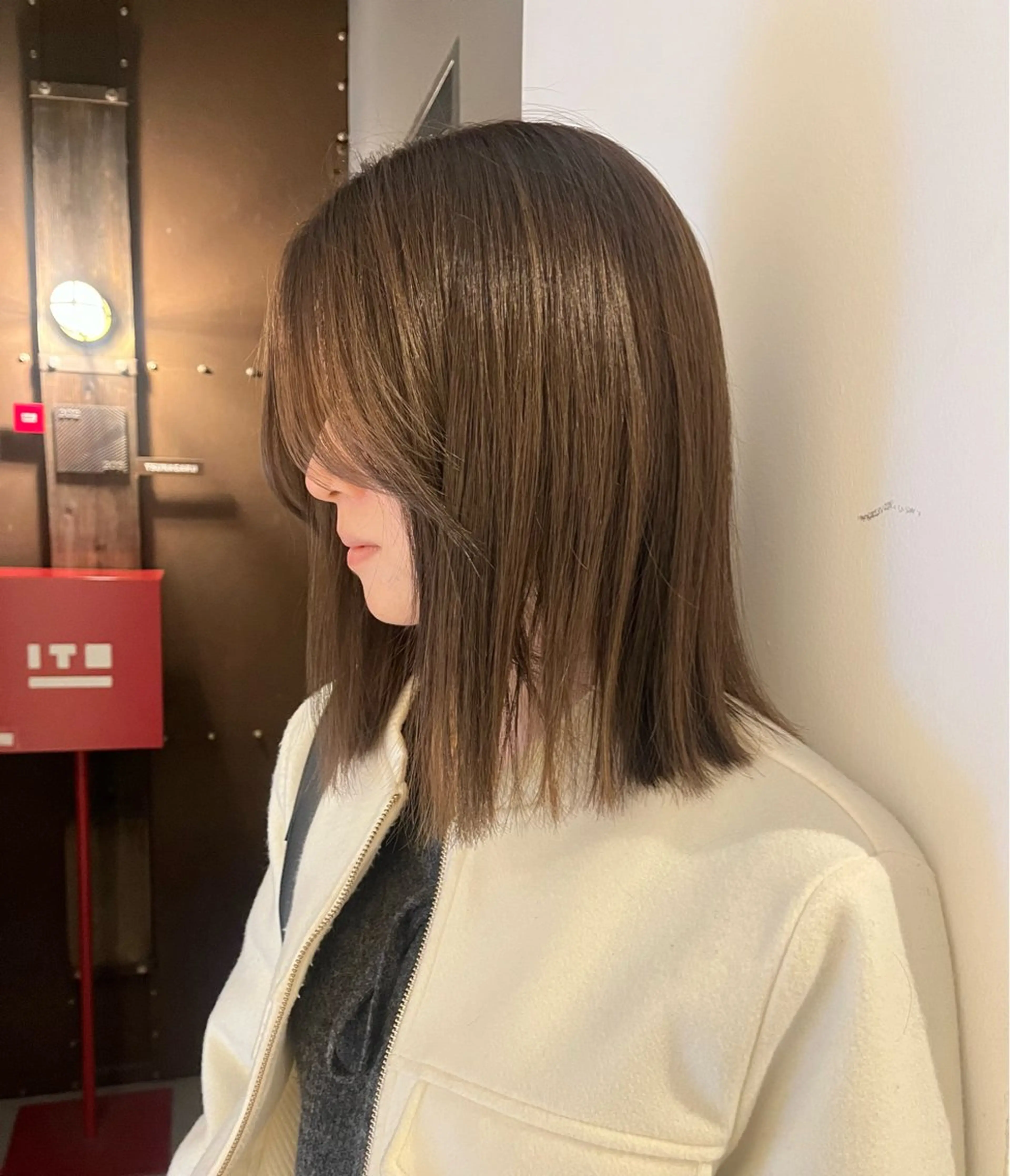 ミディアム カット ヘアカラー トリートメント あやか/ベージュ /透け感カラーのヘアスタイル