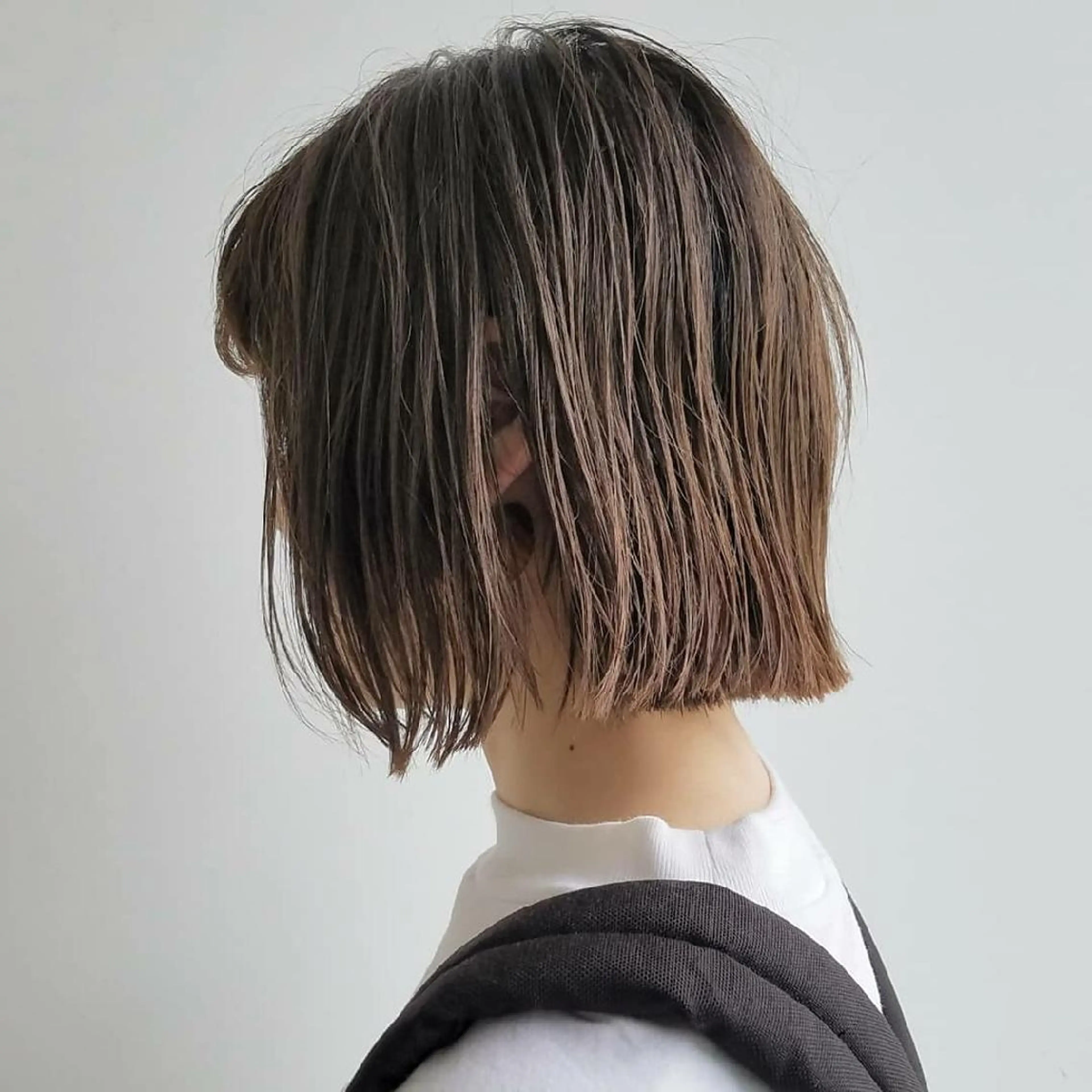 ショート カラー 切りっぱなしボブ ボブ iplus まつげ、眉毛、耳つぼのマツエク・マツパデザイン