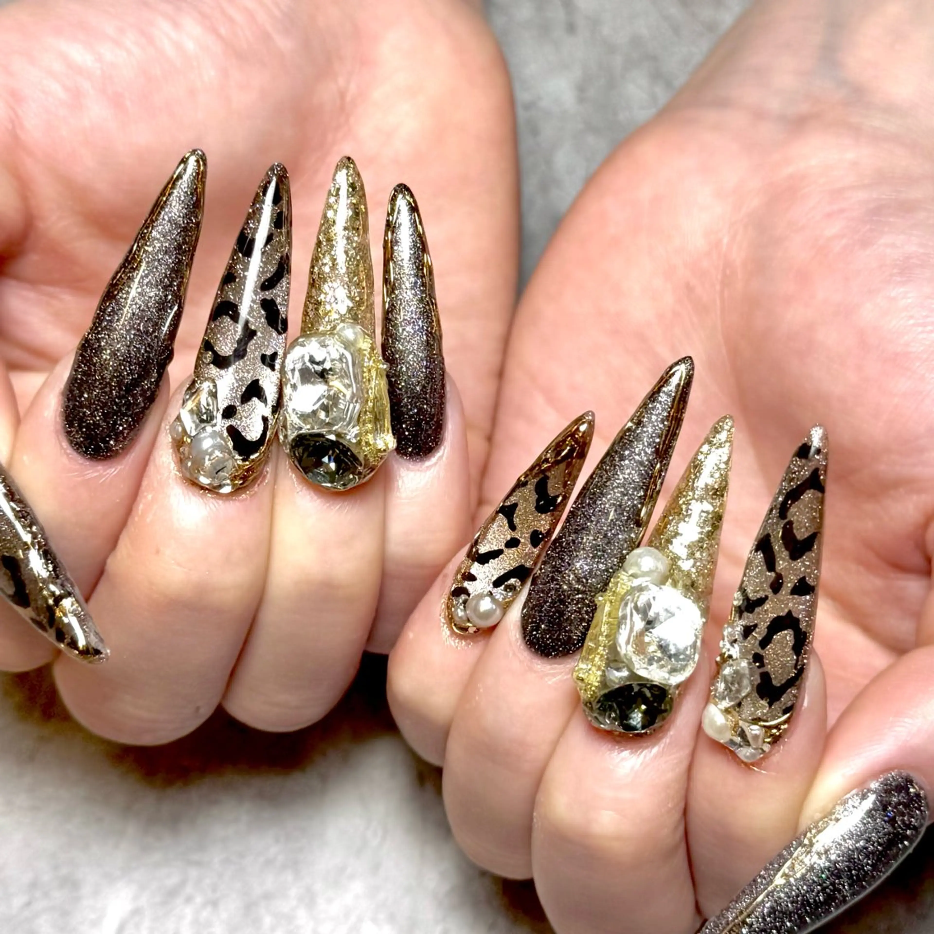 ネイル アニマル柄 キラキラネイル ロングネイル マグネットネイル ミラーネイル ハンドネイル Nail Salon Lillion【リリオン】所属・lillion karenのネイルデザイン