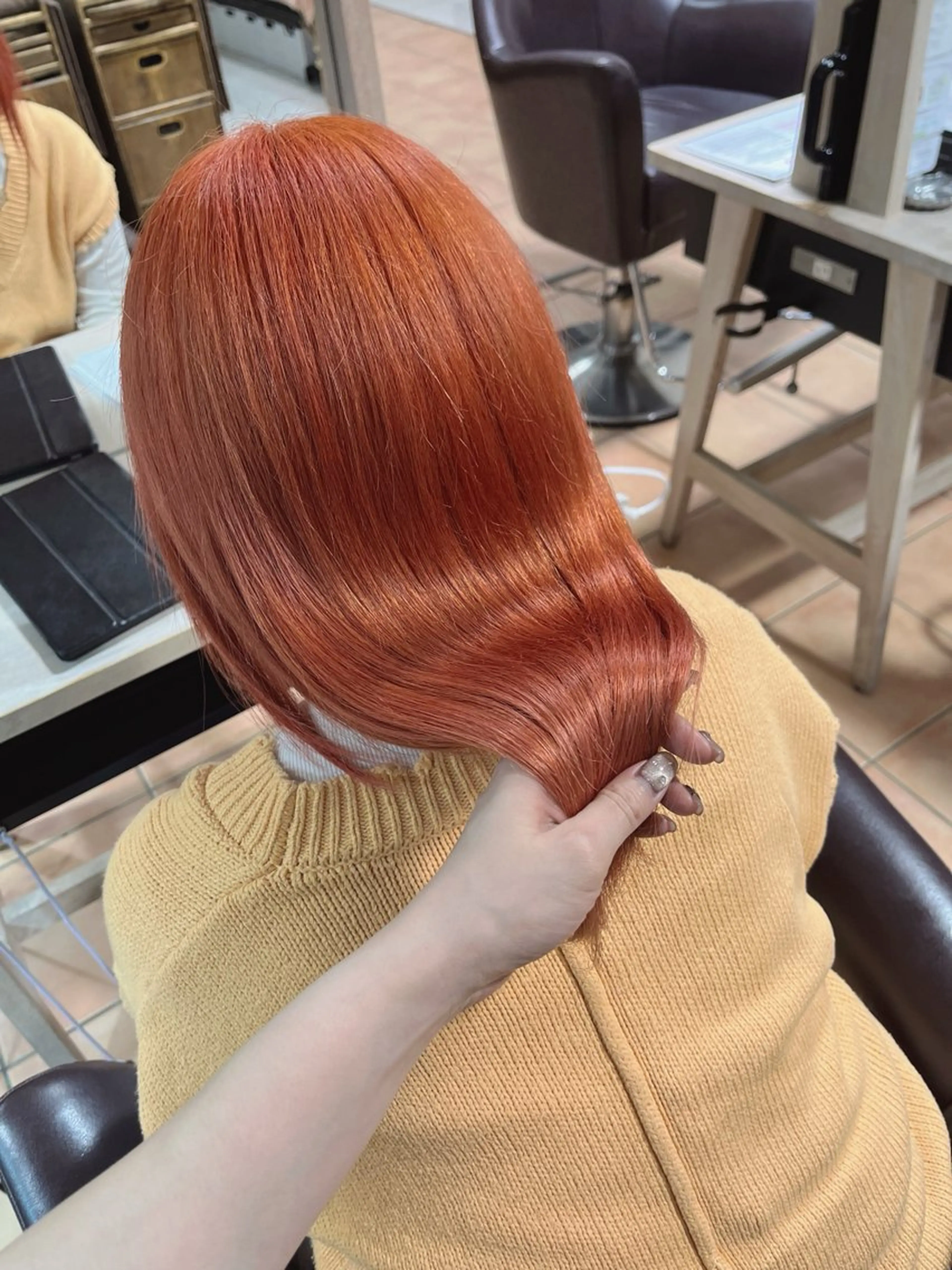 セミロング カラー ブリーチ オレンジ カット ヘアカラー トリートメント 🌼RIKA KAWAUCHI🌼のヘアスタイル