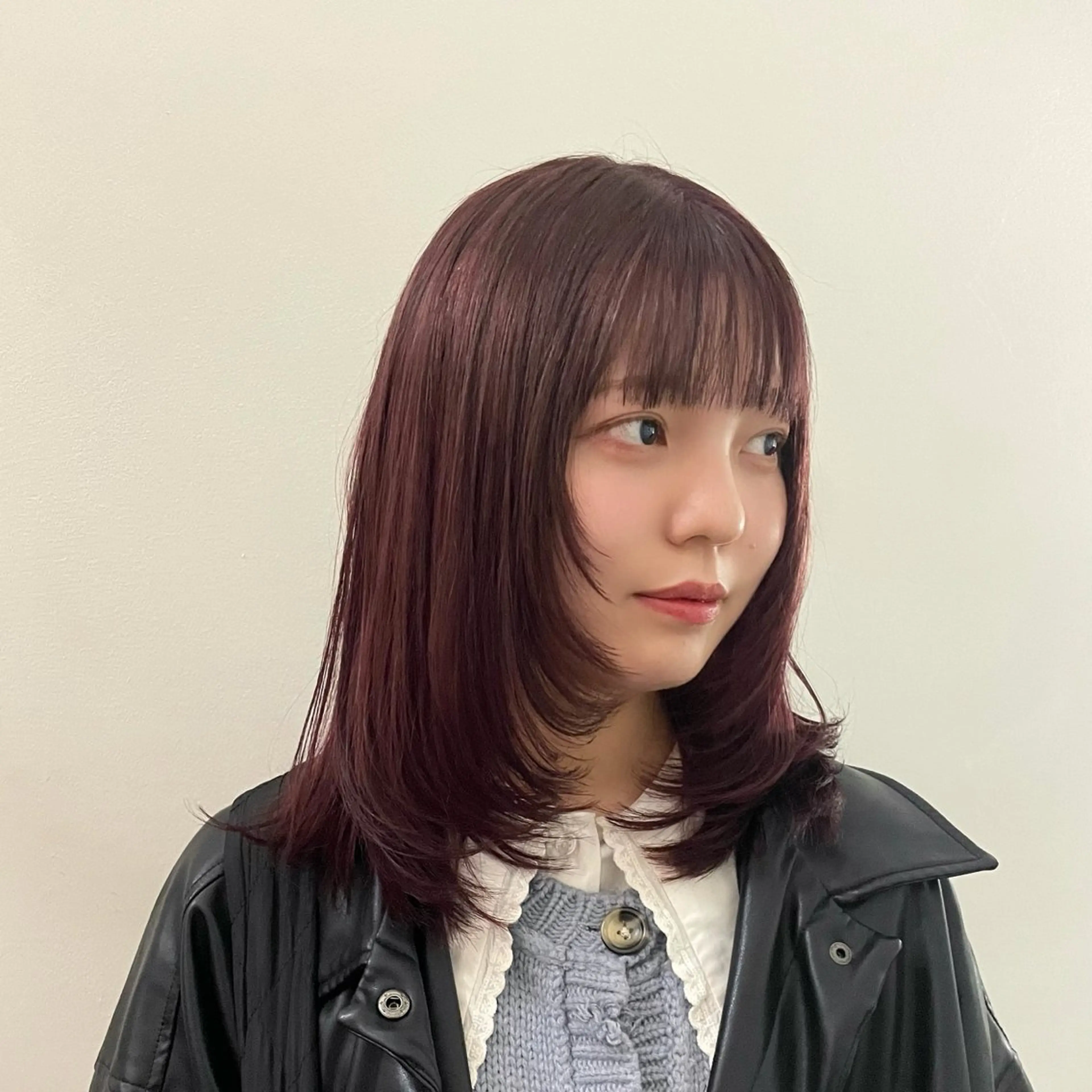 セミロング ハイトーンカラー 優海のヘアスタイル