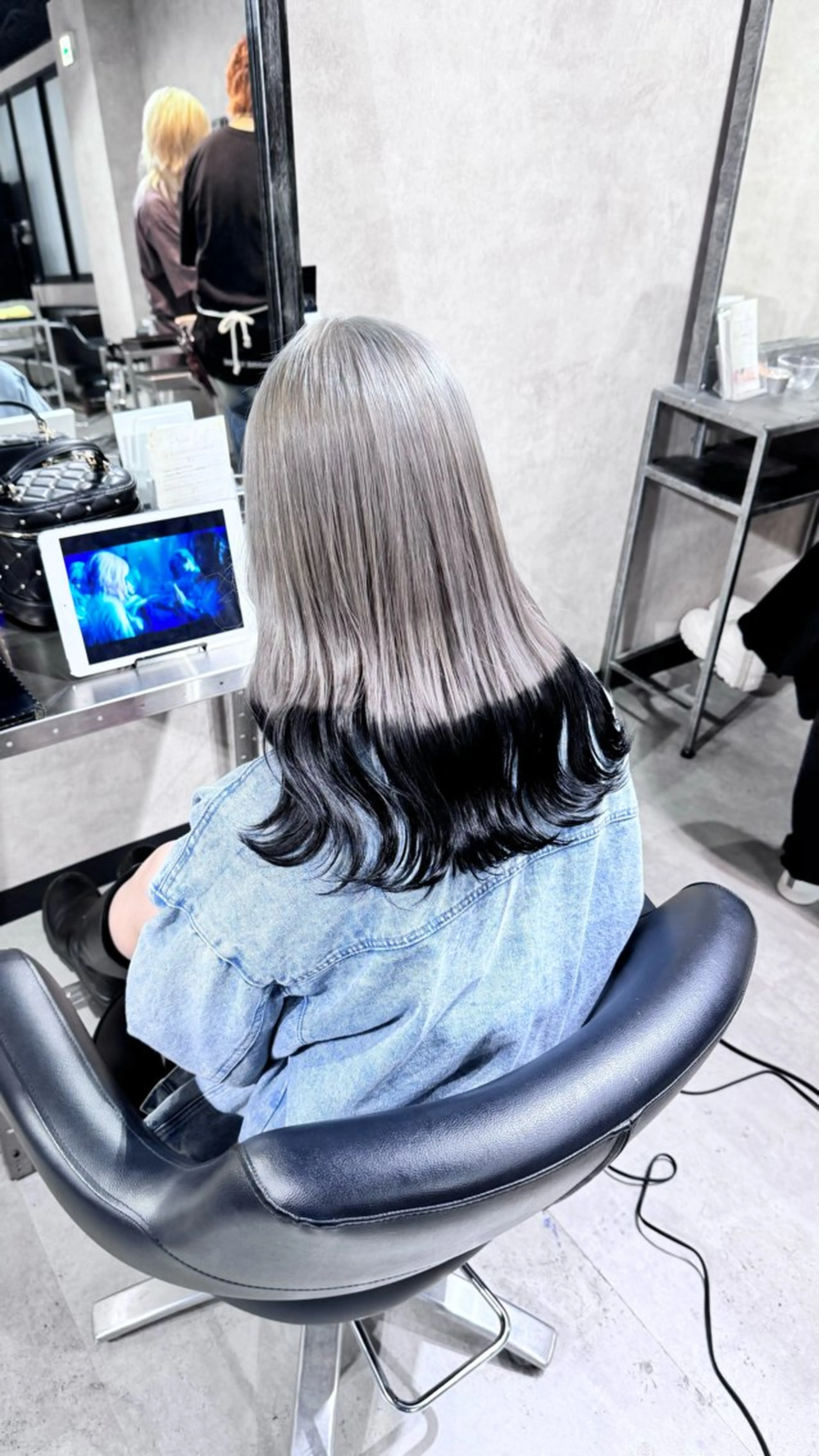 セミロング カラー 黒髪 シルバー KISS SWAN所属・B E C H I C O〔べち子〕のヘアスタイル