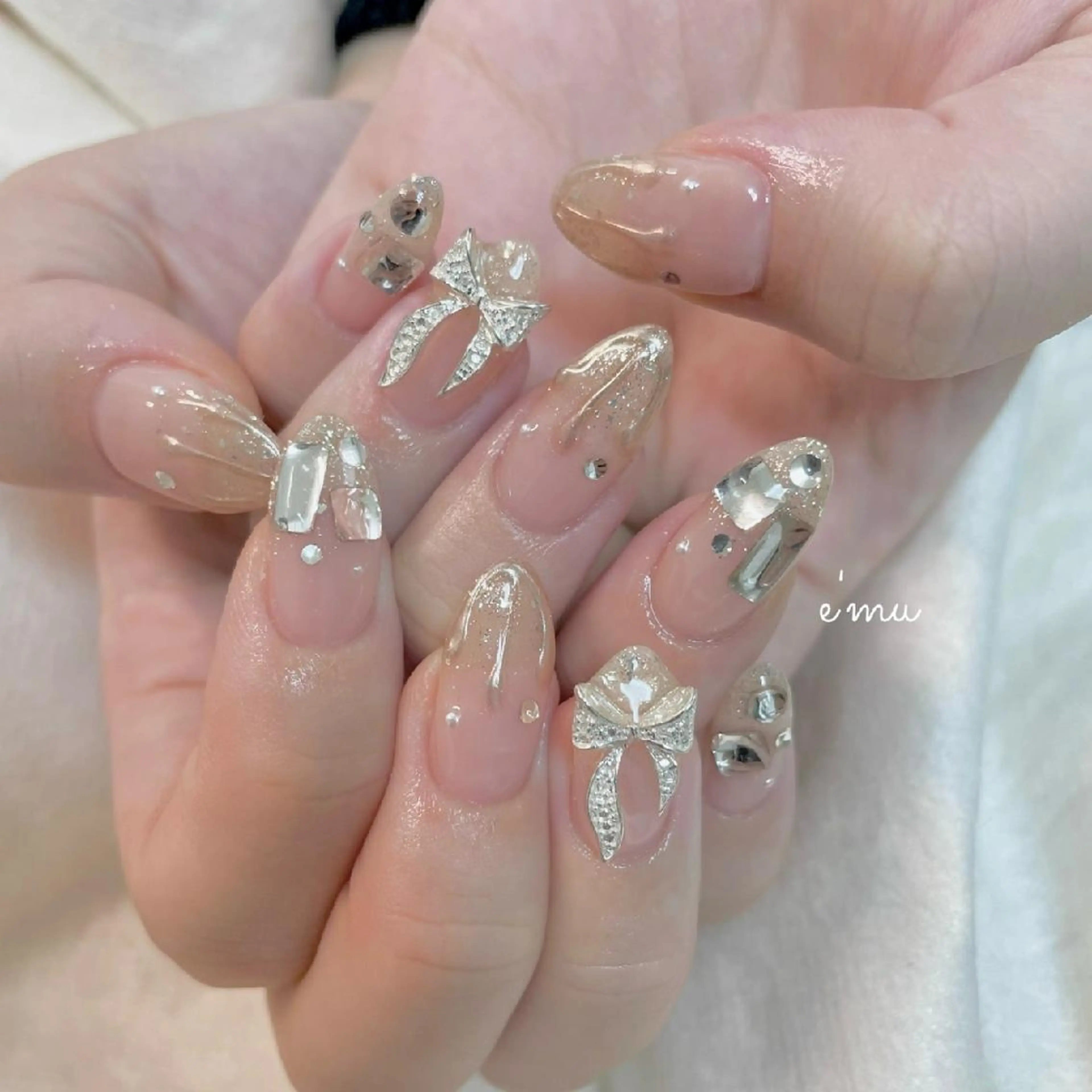 ネイル キラキラネイル 韓国ネイル リボン ワンホンネイル nail salon e'mu💐のネイルデザイン