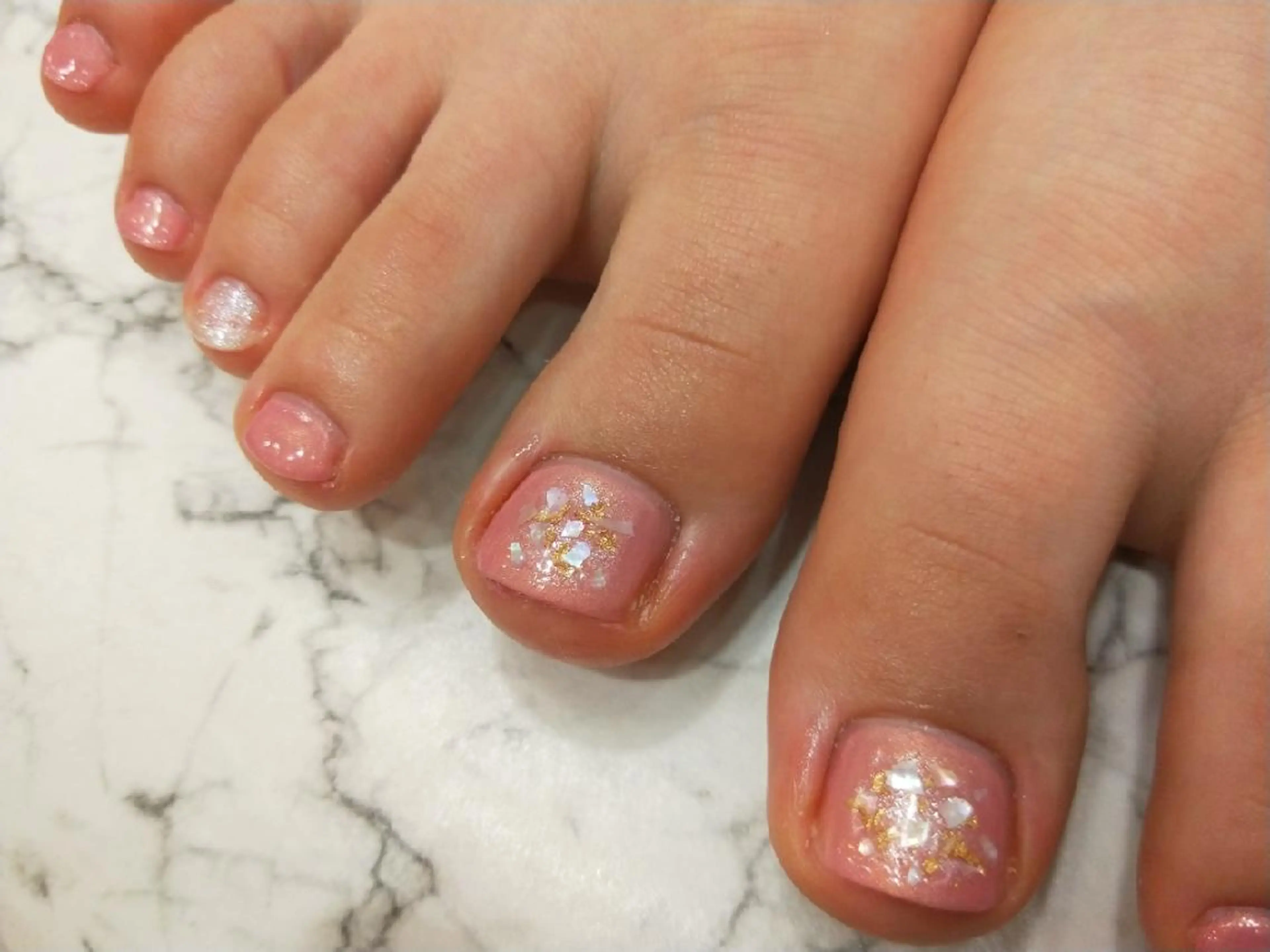 ネイル フットネイル R'well所属・はばすみれ🎀ﾈｲﾙ 光ﾌｪｲｼｬﾙ ﾍｱのネイルデザイン