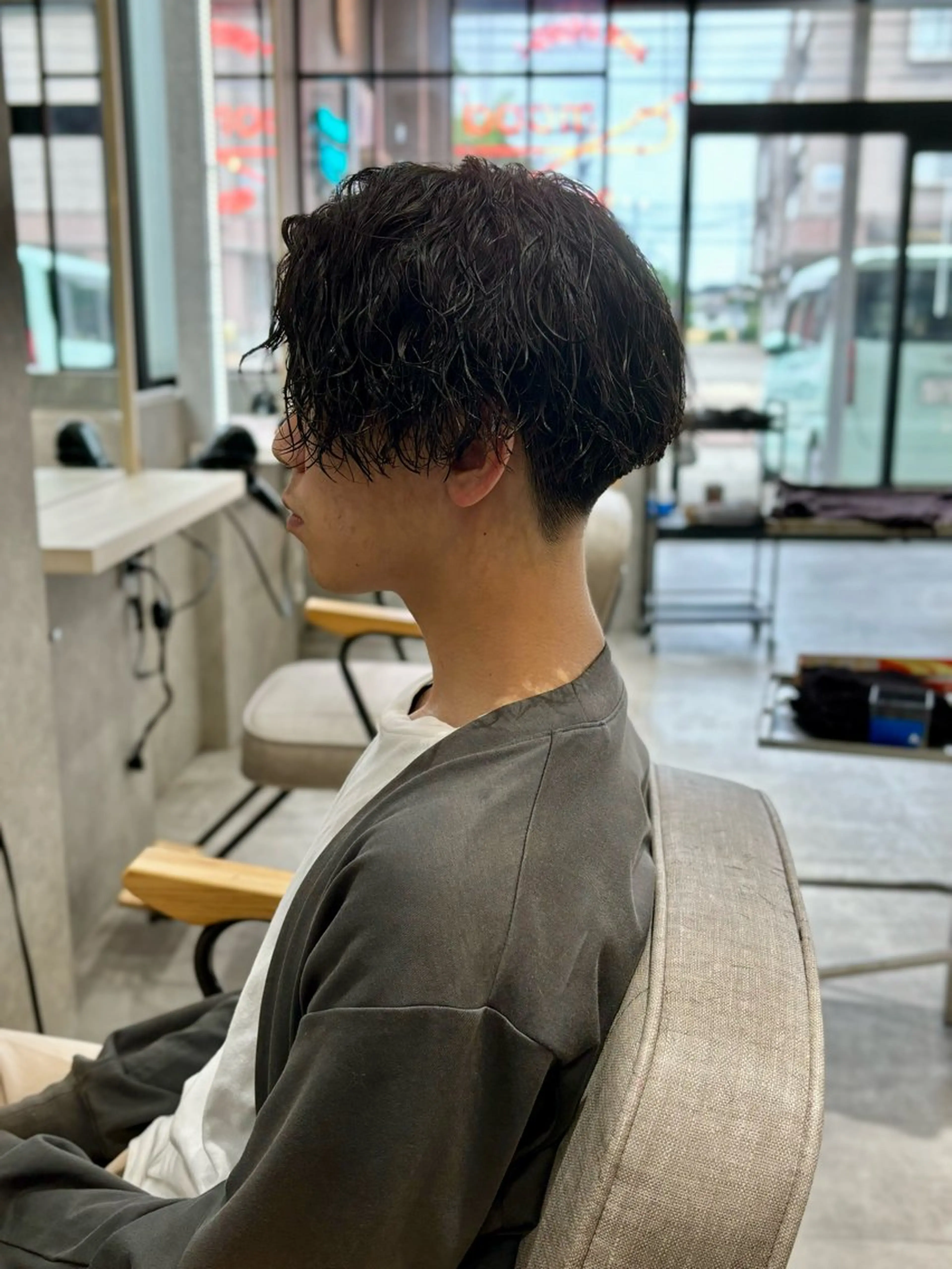 ショート パーマ メンズ センターパート メンズハイトーン マッシュウルフ マッシュ メンズパーマ カット パーマ トリートメント 長谷川 湧のヘアスタイル