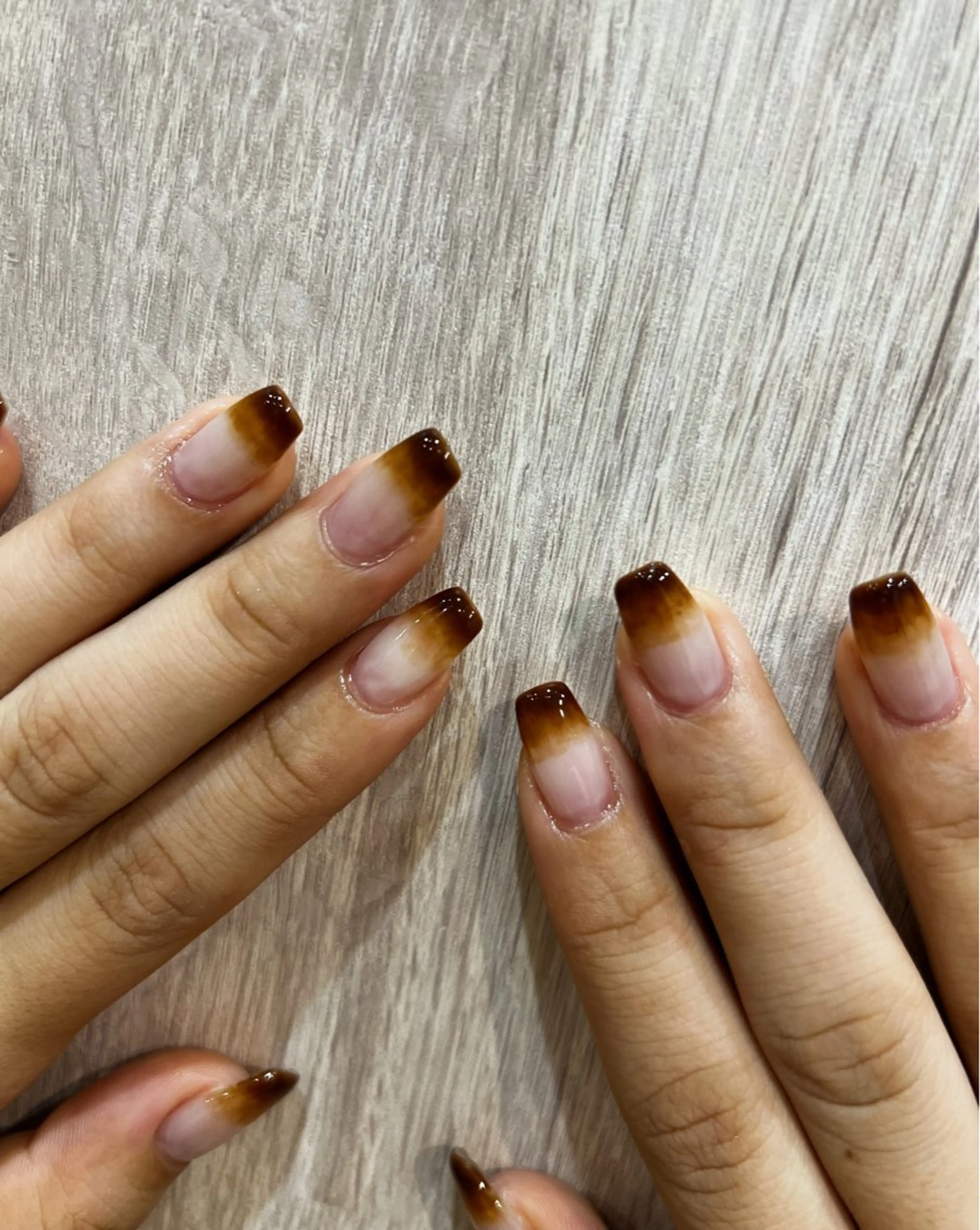 ネイル ブラウン グラデーション ハンドネイル ヘアメイクネイリスト 💄💅hidemiのヘアスタイル