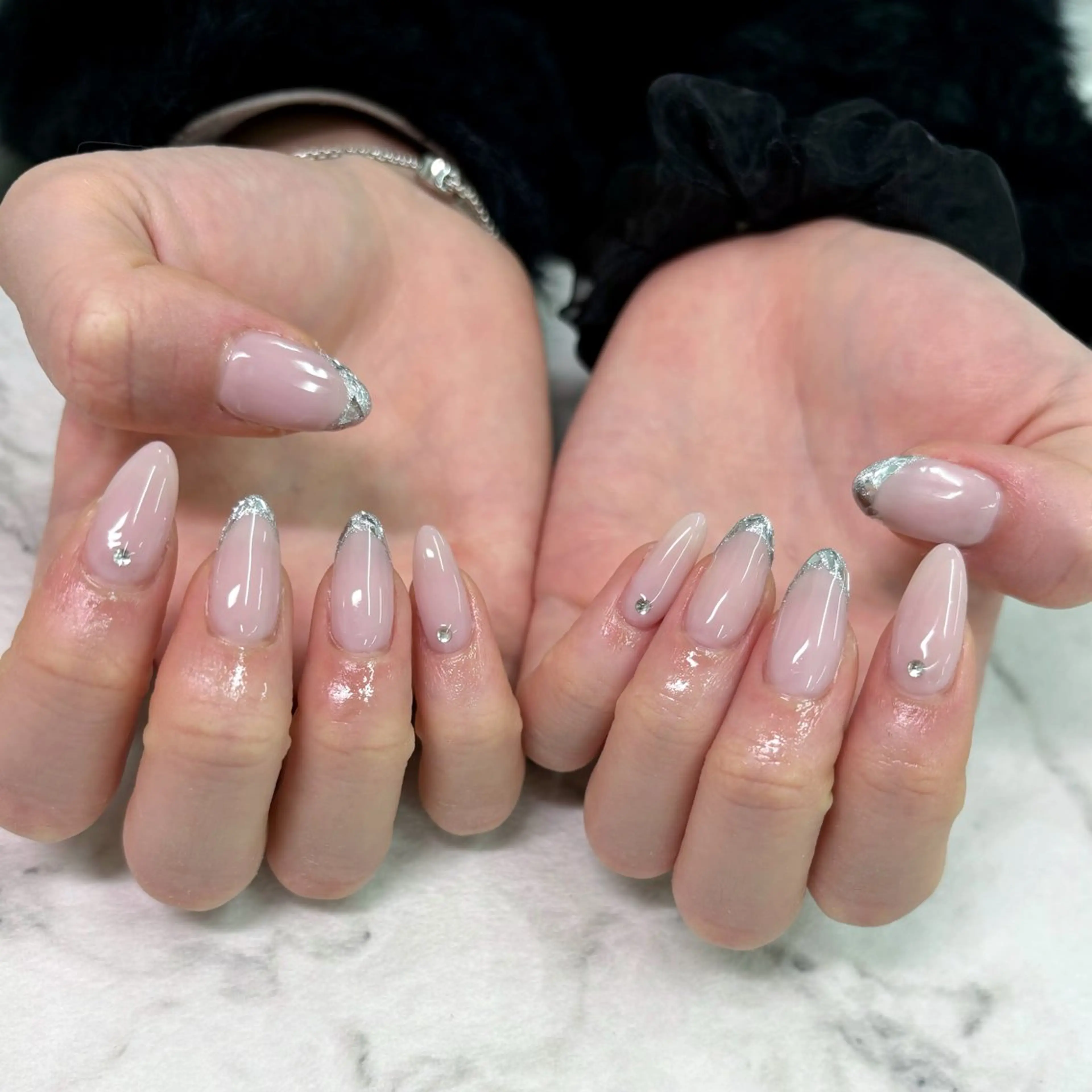 ネイル フレンチネイル ガラスフレンチ 秋元 琴音のネイルデザイン