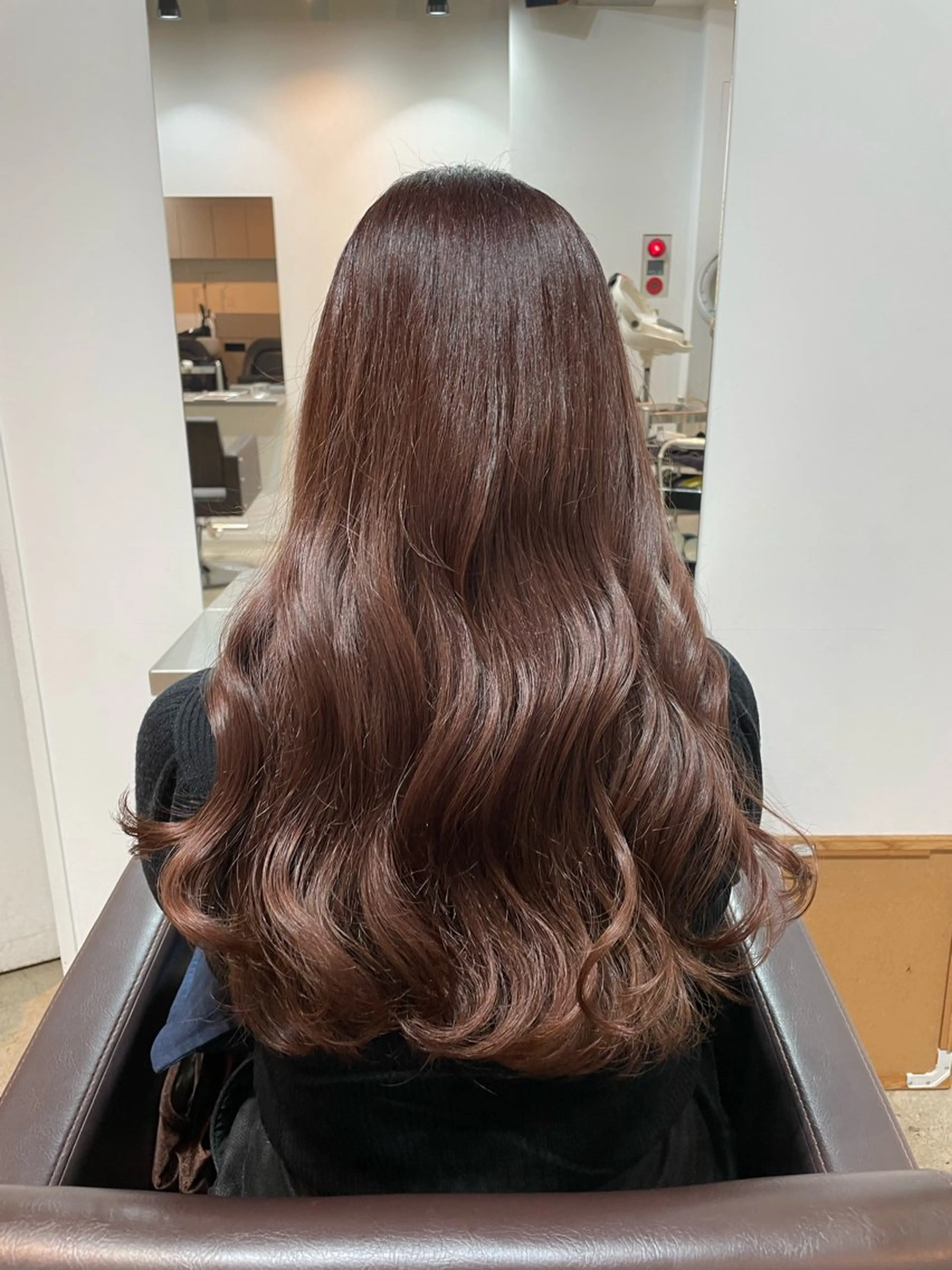 ロング カラー ブラウンカラー チョコレートブラウン ピンクカラー カット ヘアカラー トリートメント 【arc】Ruri コテ巻き風パーマのヘアスタイル