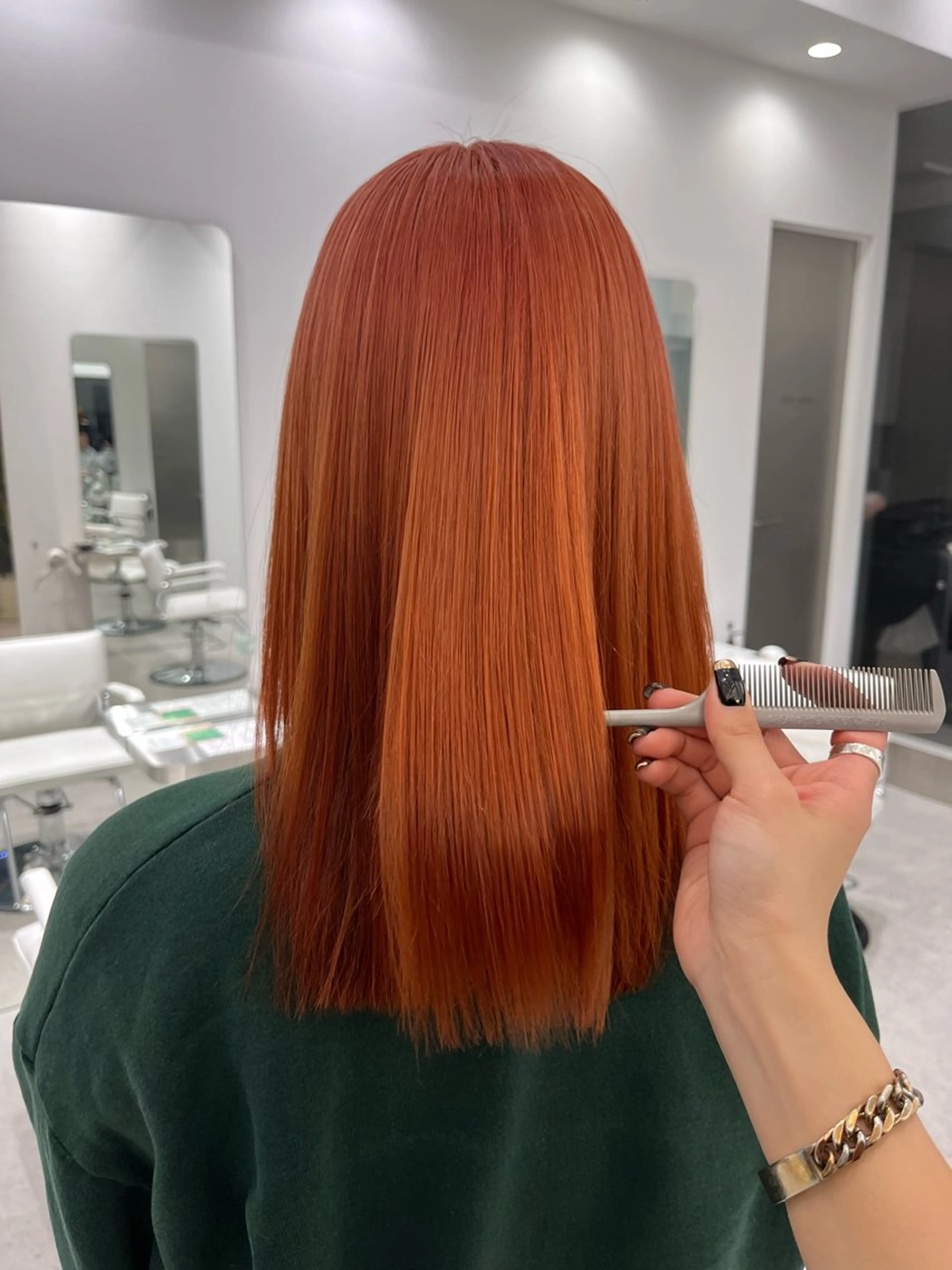 ロング カラー オレンジ オレンジレッド レッドカラー iLi🫧kim ryongna🦋のヘアスタイル