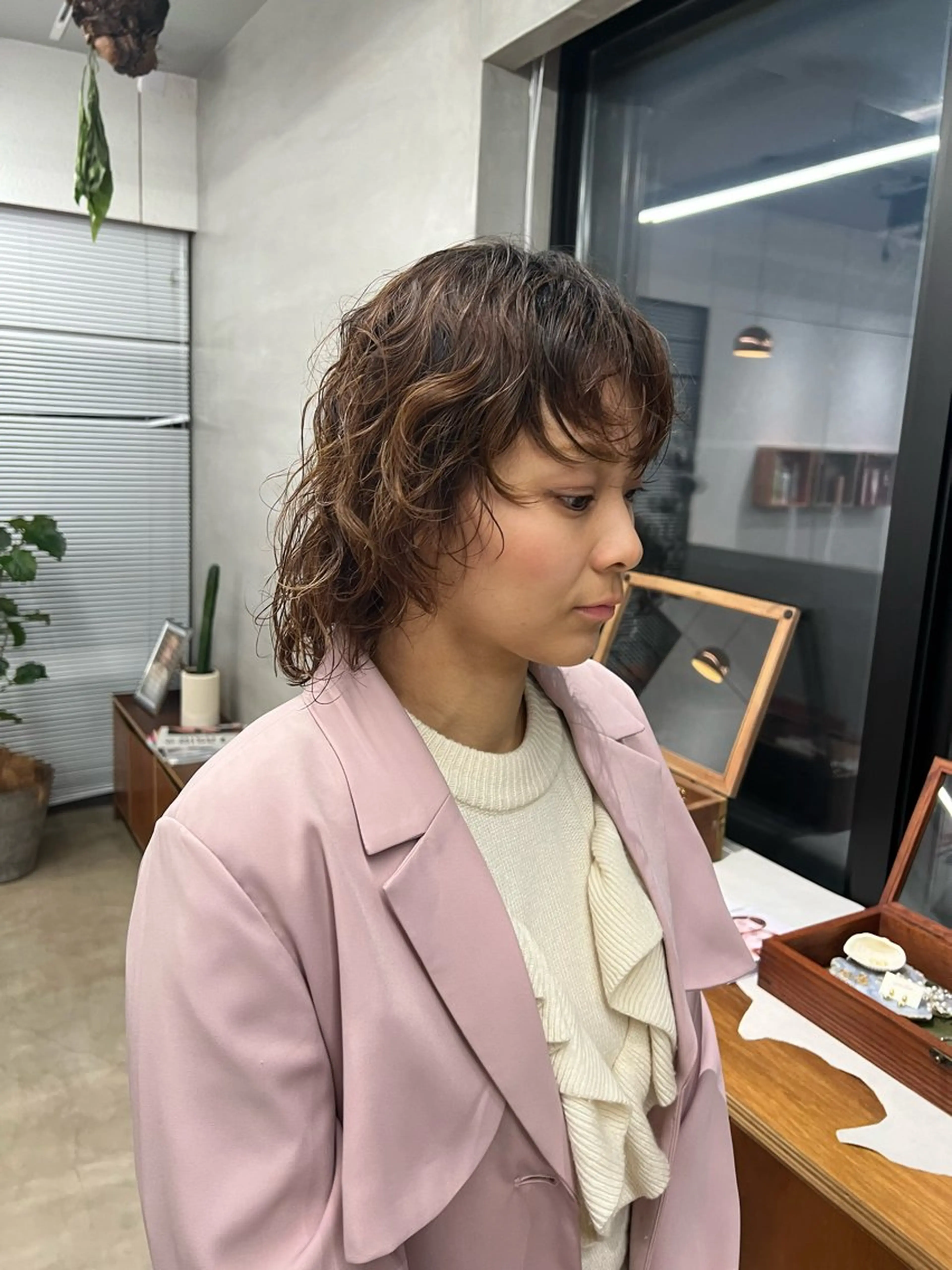 ミディアム ミディアムパーマ レイヤーカット ウルフカット ウルフレイヤー ケアブリーチ/ ハイトーン/牧野のヘアスタイル