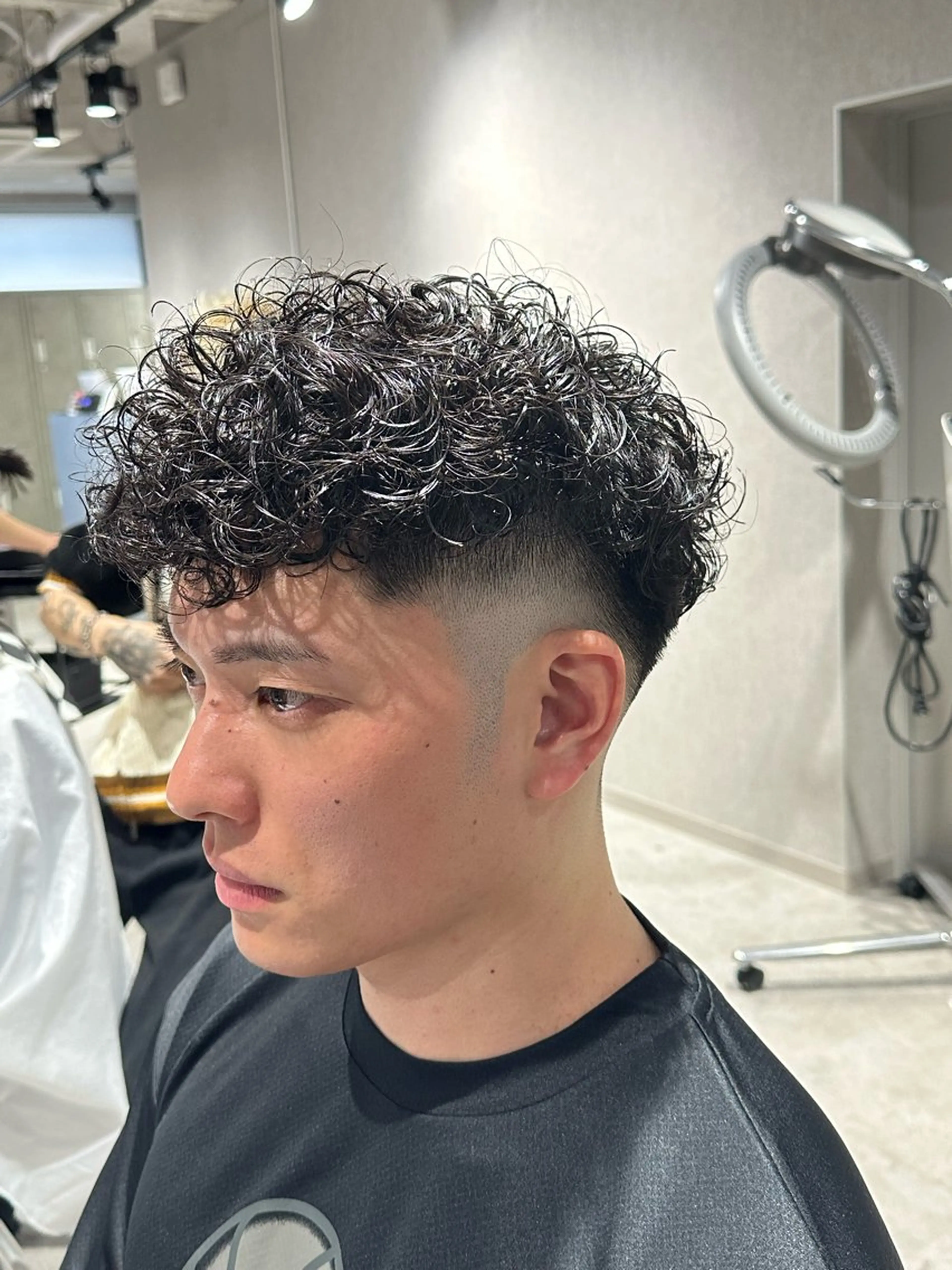 ショート パーマ メンズ フェードカット スペインカール カット パーマ トリートメント フェザーパーマ職人 🪶ryosukeのヘアスタイル