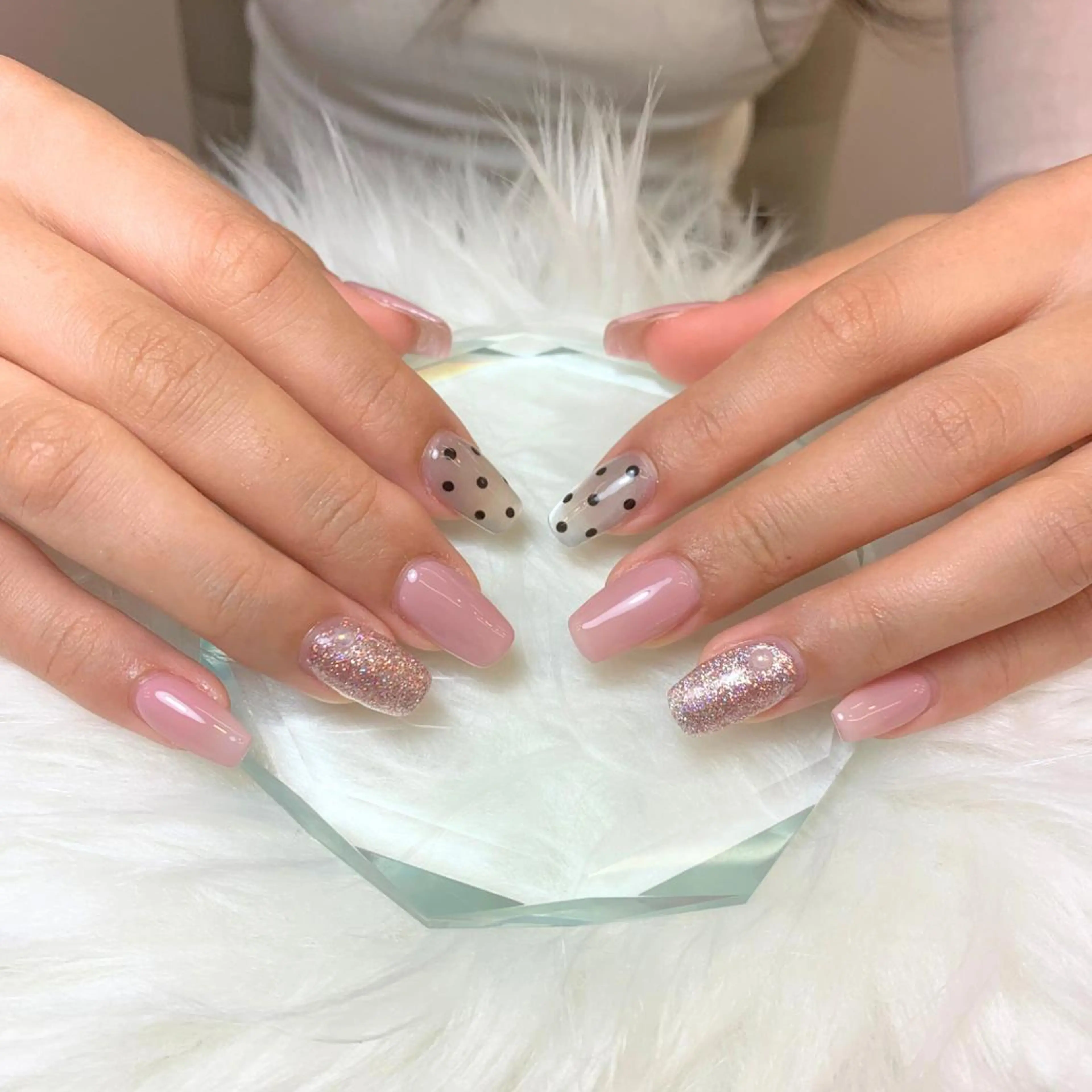 ネイル ドット ラメ(グリッター) ピンク ハンドネイル フットネイル ヒユ ビューティーのネイルデザイン
