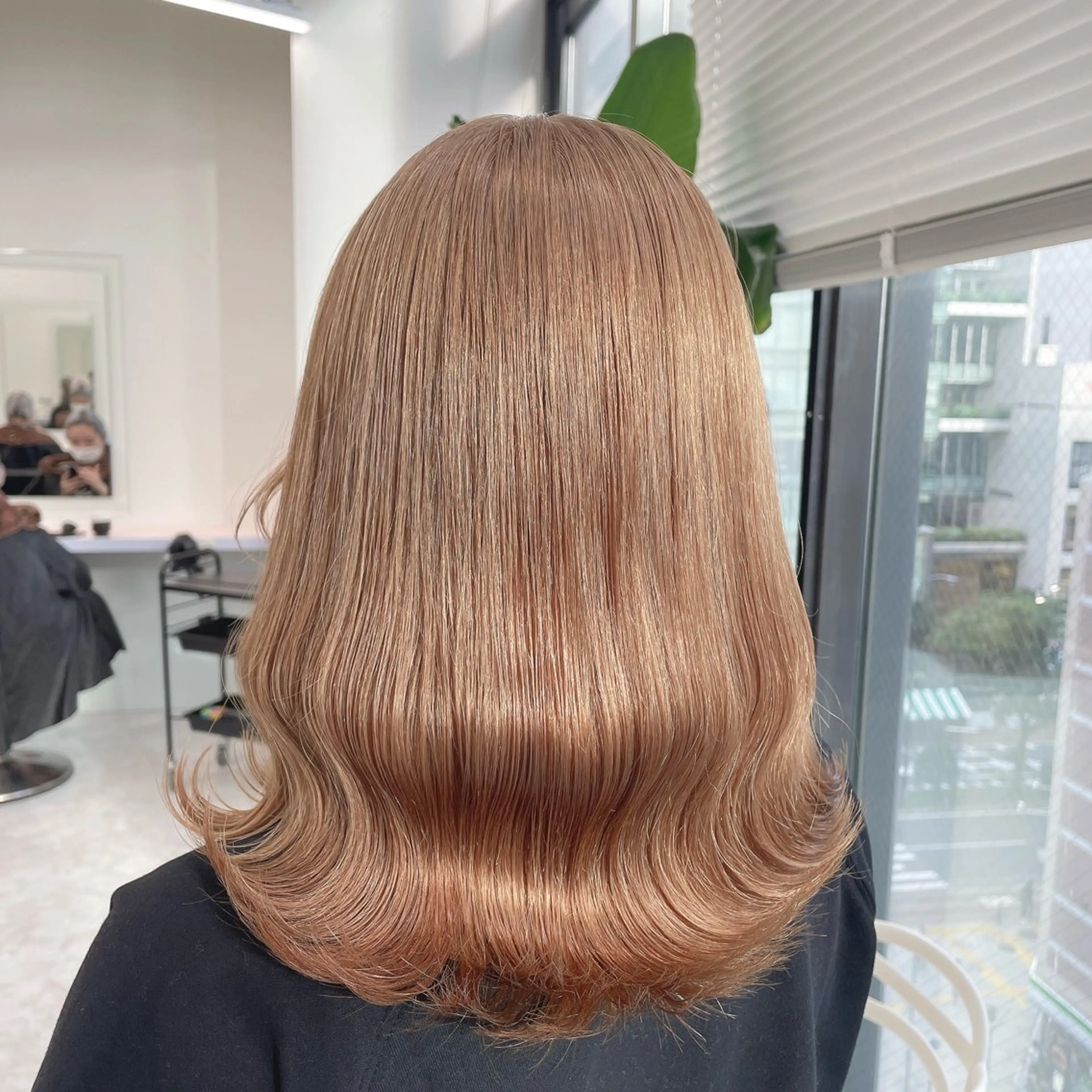 セミロング カラー 🫧ハイトーン🫧 ベージュ🫧徹哉のヘアスタイル