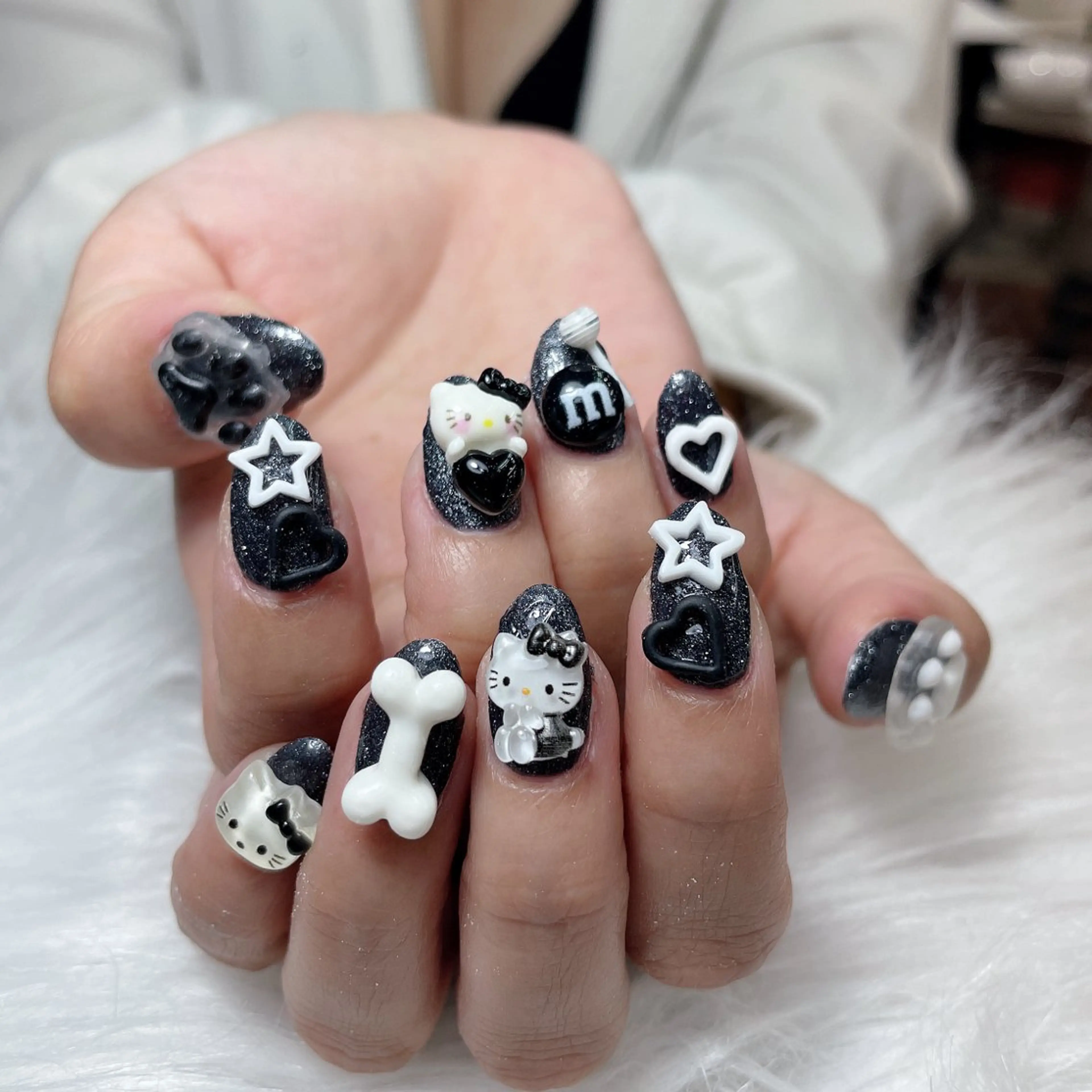 ネイル ハート キラキラネイル 韓国ネイル ロングネイル ホワイト ハンドネイル princess 木戸　唯のネイルデザイン