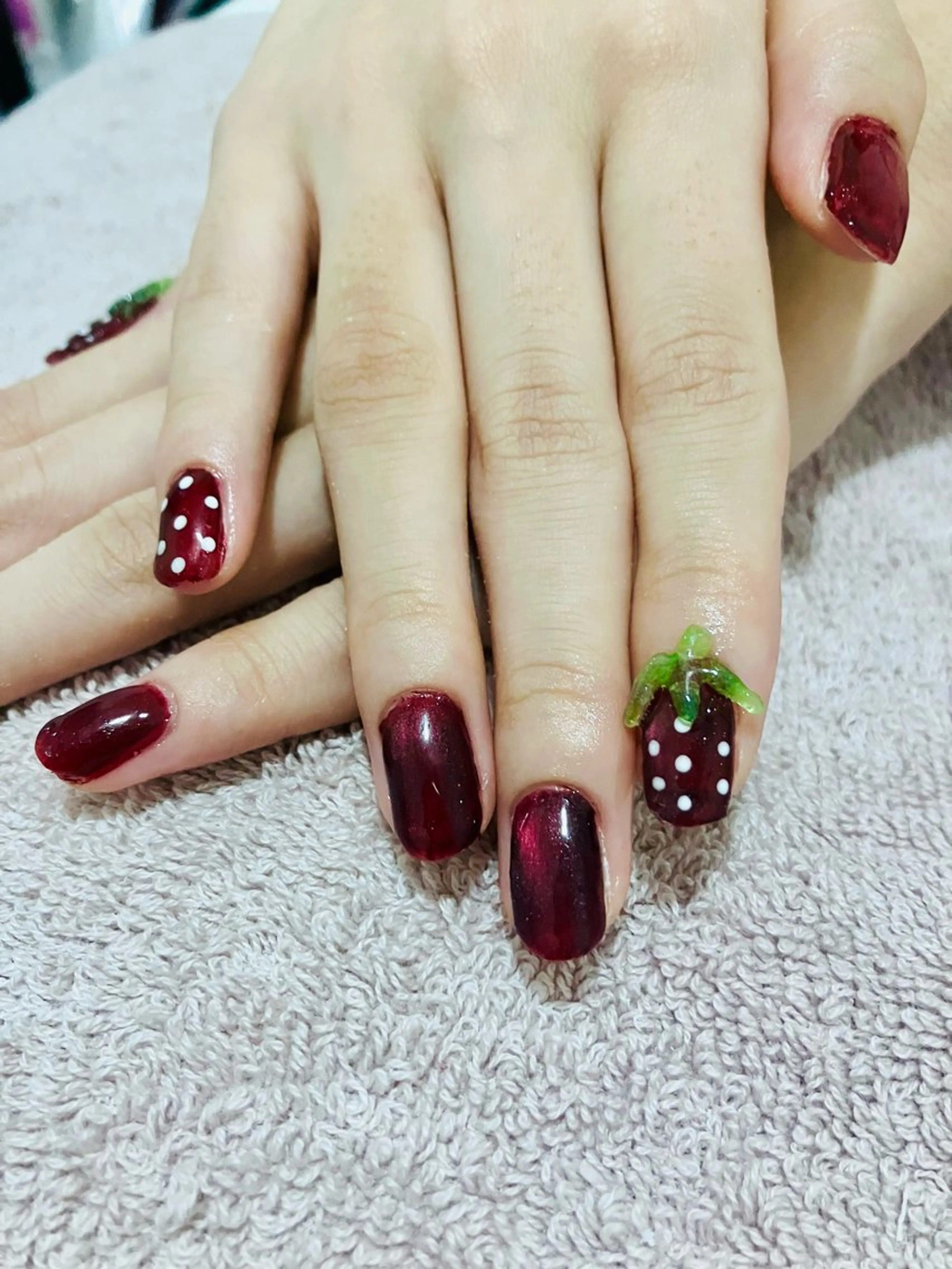 ネイル 赤色 ハンドネイル ハンドケア Ideal Me 春内茉那の眉毛・アイブロウイメージ