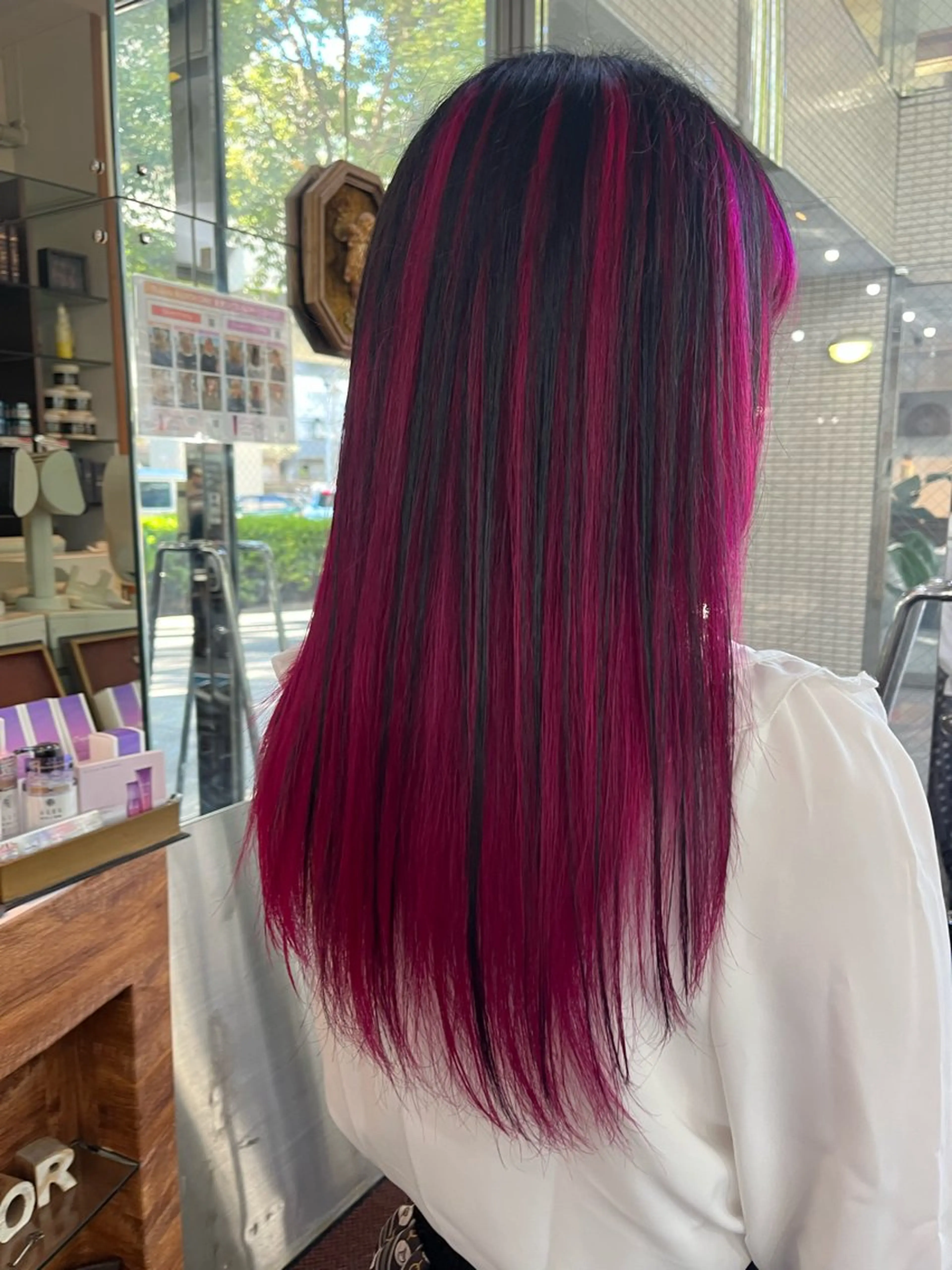 ロング カラー モモカ/ハイトーン /バレイヤージュのヘアスタイル