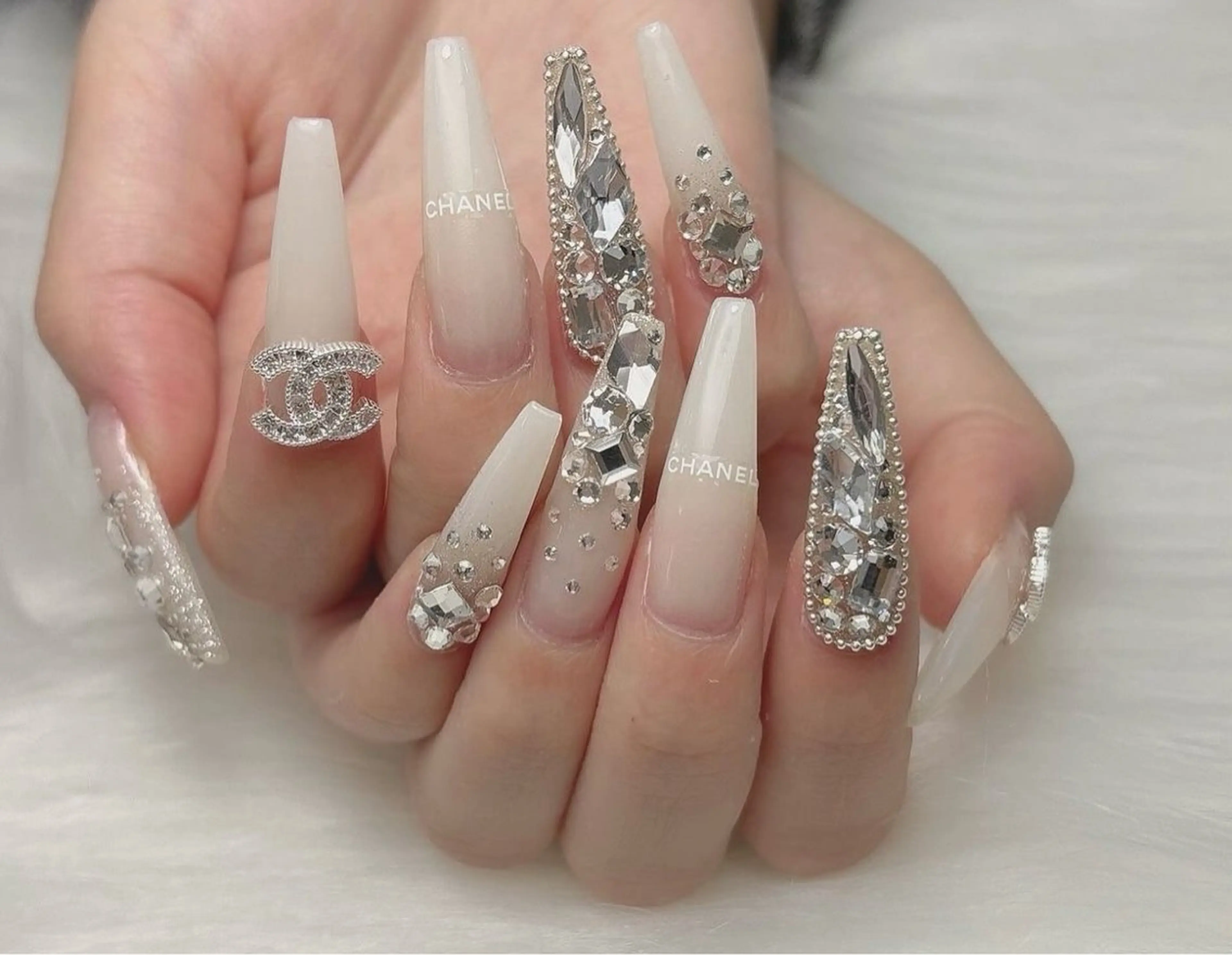 ネイル マグネットネイル ピンク ネイルチップ 冬ネイル クリスマス ハンドネイル Lee Nailsのネイルデザイン