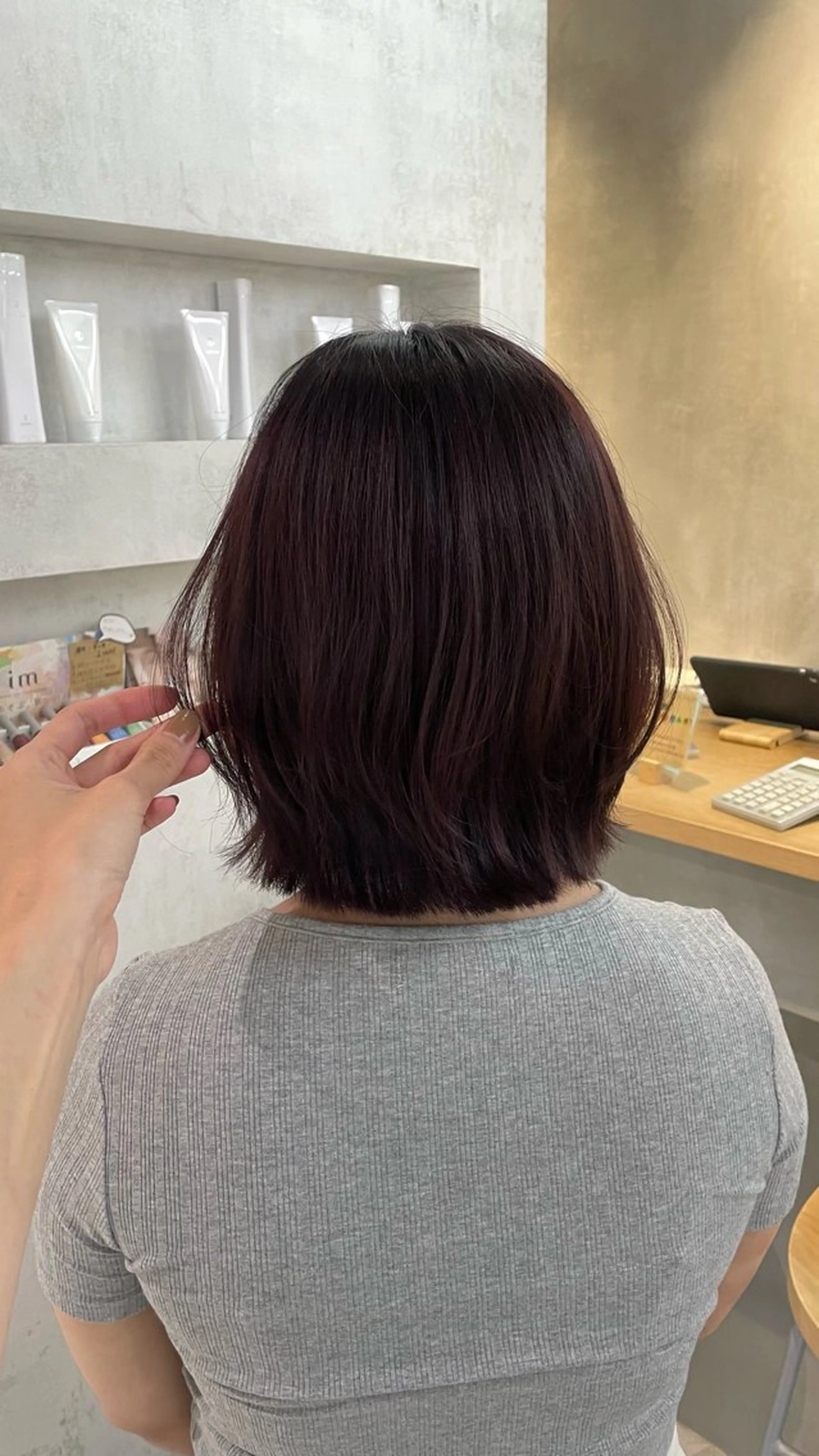 ミディアム 切りっぱなしボブ ボブレイヤー レッドブラウン ボブ くびれヘア Lico所属・カット無料です♪ 濱野玲奈のヘアスタイル