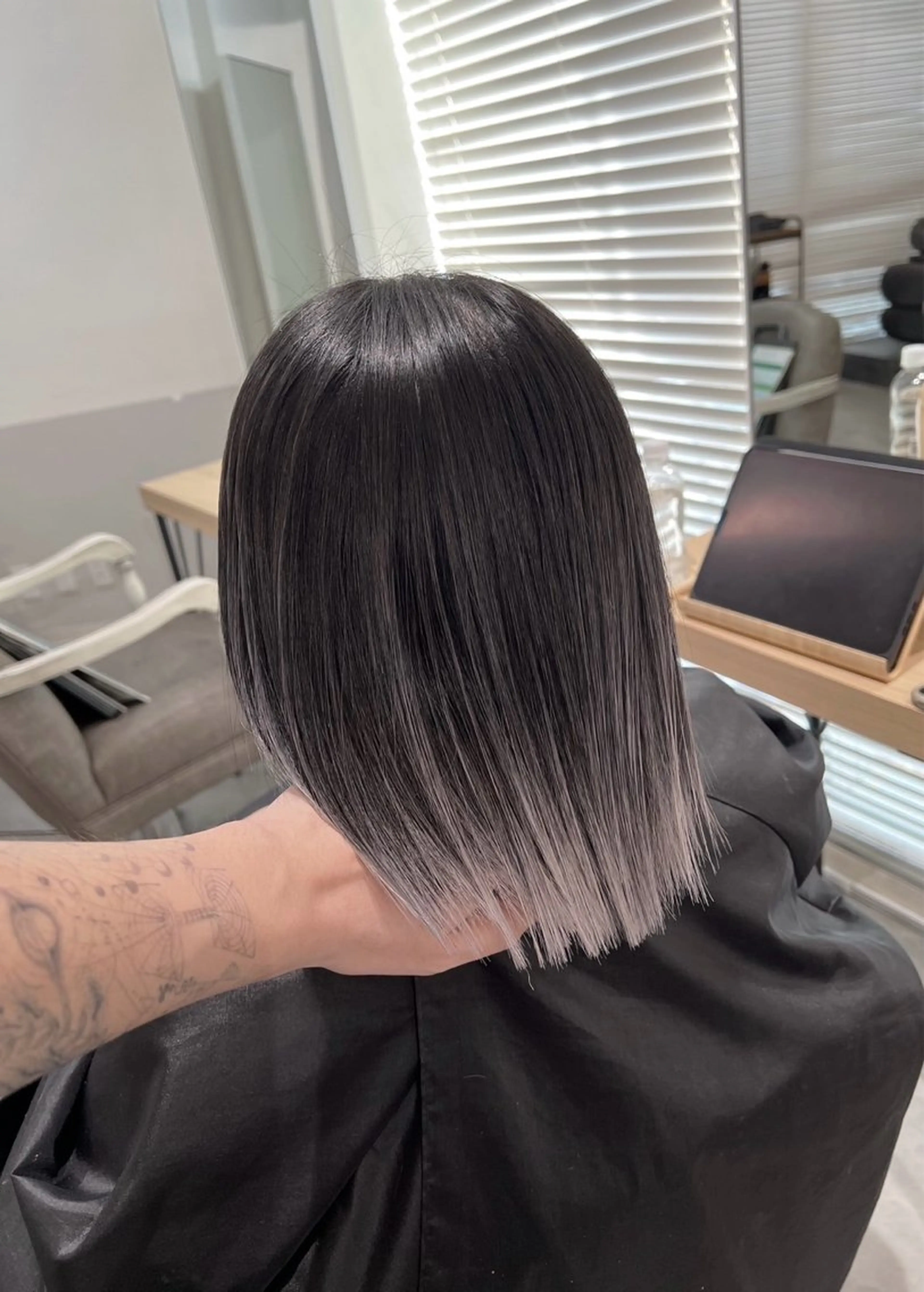 ショート カラー バレイヤージュ シルバー ホワイトシルバー レイヤーカット ヘアカラー トリートメント ROBIN所属・指名数No.1 /NAOYAのヘアスタイル