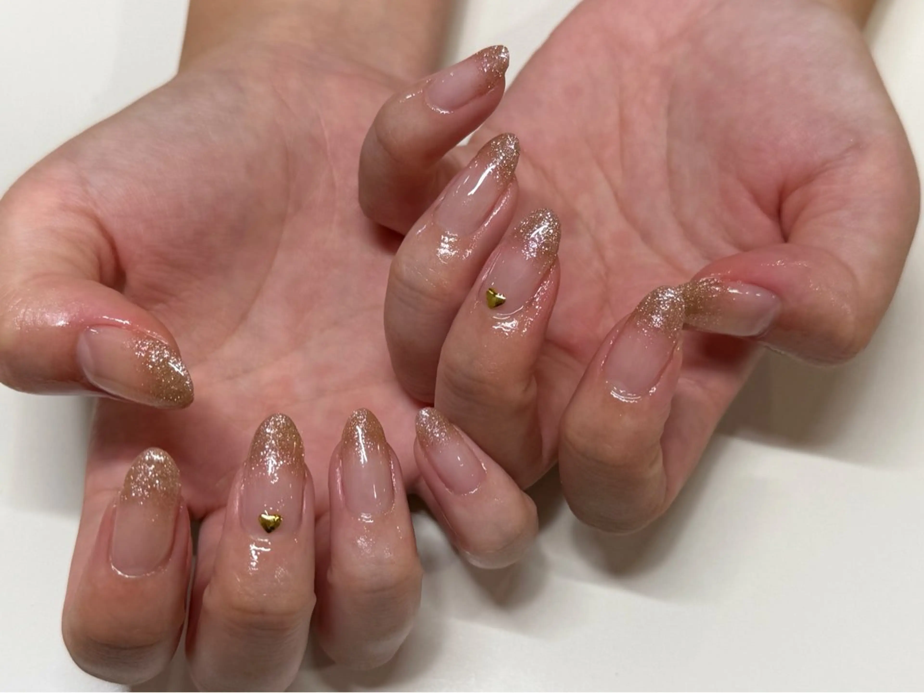 ネイル グラデーション ラメ(グリッター) ラメグラデーション ハンドネイル Lino 中目黒🌙 sakiのネイルデザイン