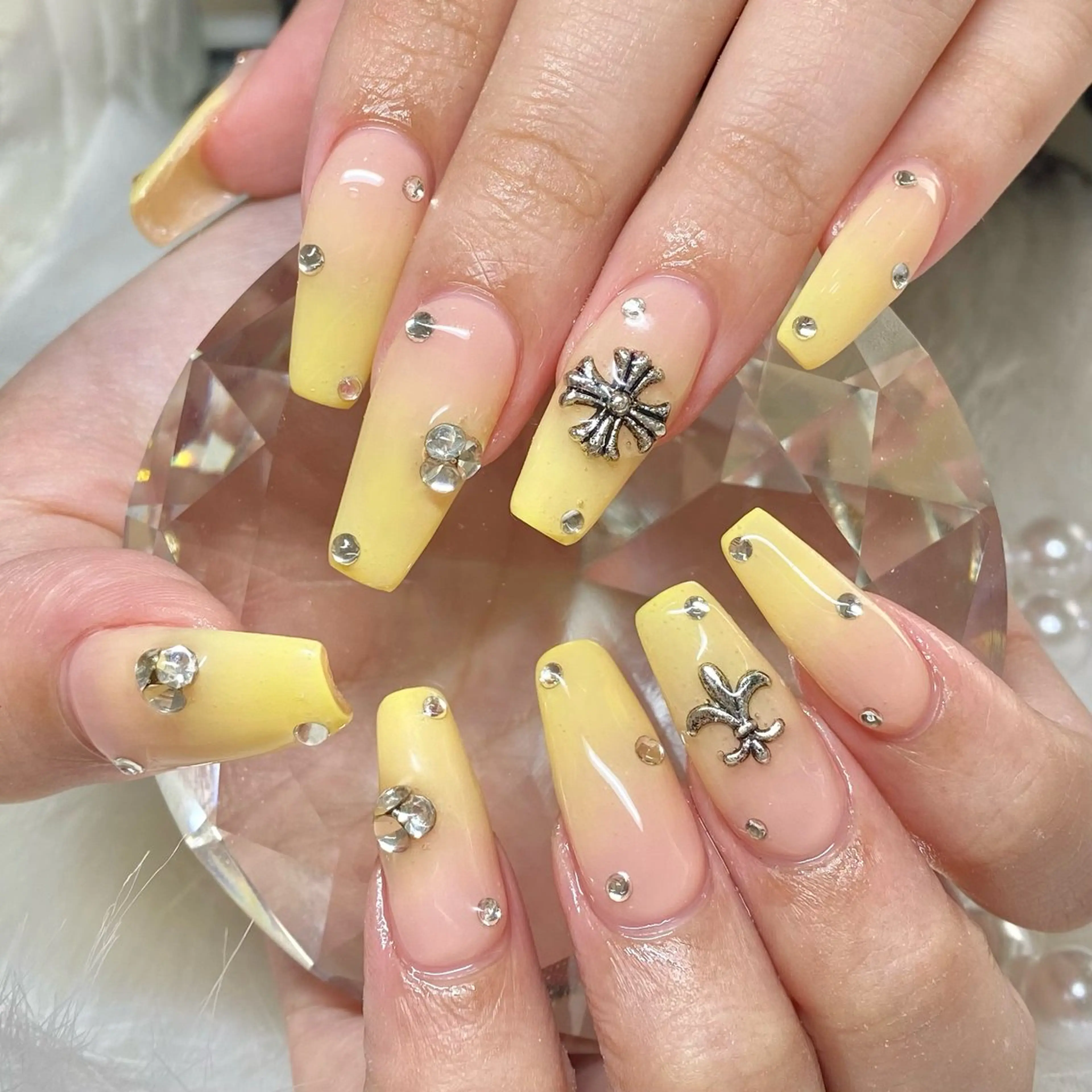 ネイル 黄色 ハンドネイル 爪屋所属・橋本 里香のネイルデザイン