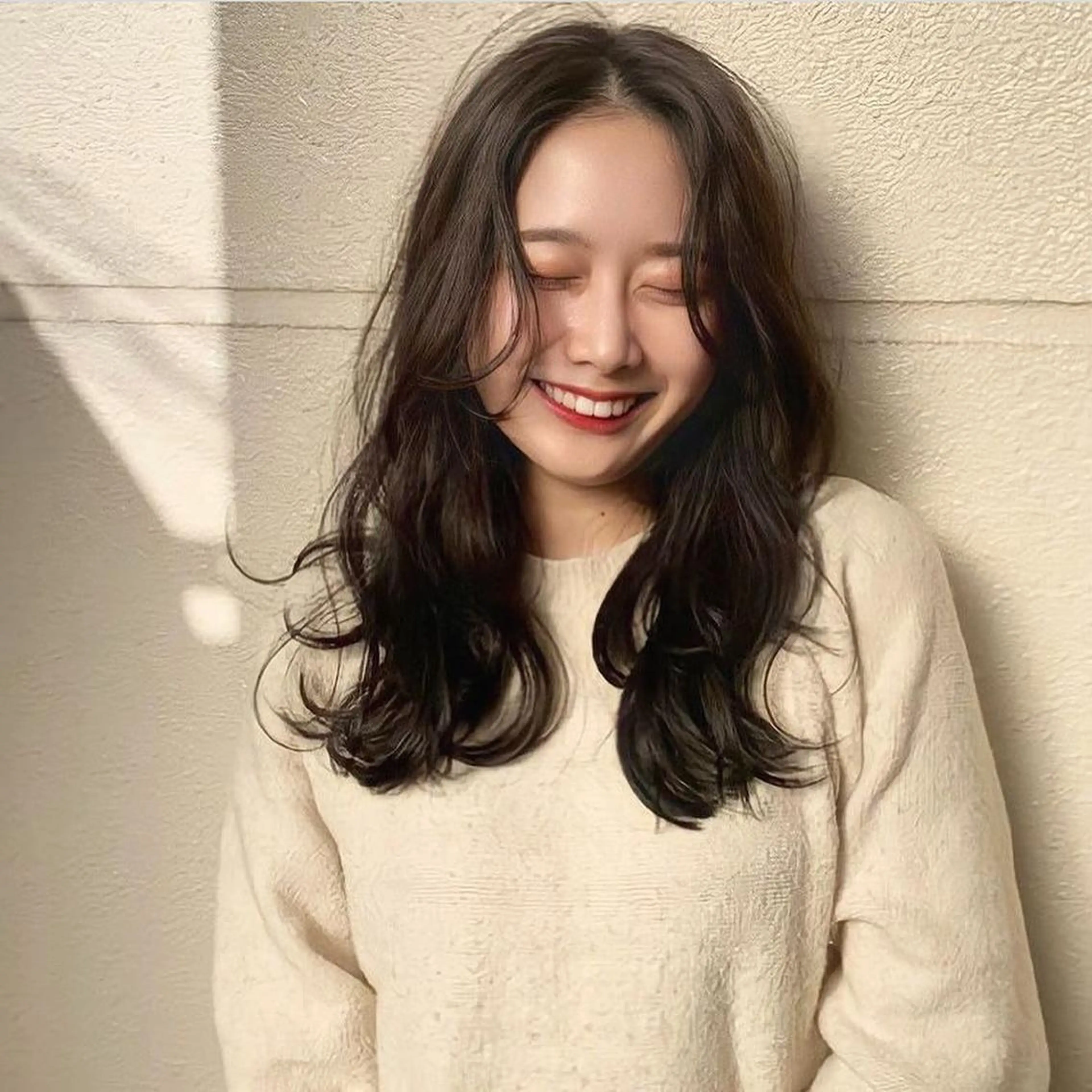 ミディアム カラー ヘアアレンジ ミディアムパーマ ベージュカラー 透明感カラー ハイライトカラー ミルクティーベージュ 韓国/髪質改善💘 櫻井かれんのヘアスタイル