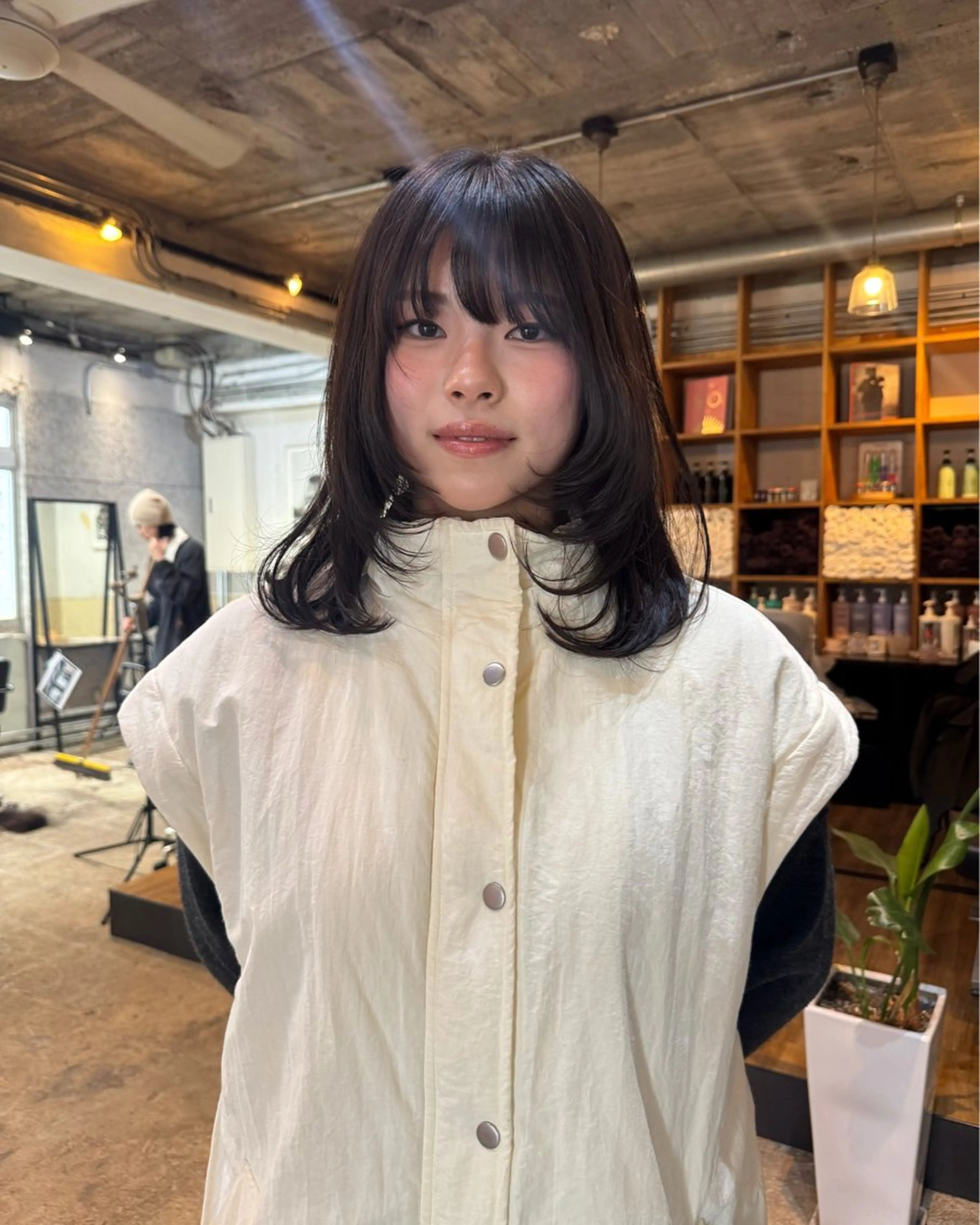 ミディアム 顔まわりレイヤー レイヤーカット カット AYA 【HIKARIS】のヘアスタイル