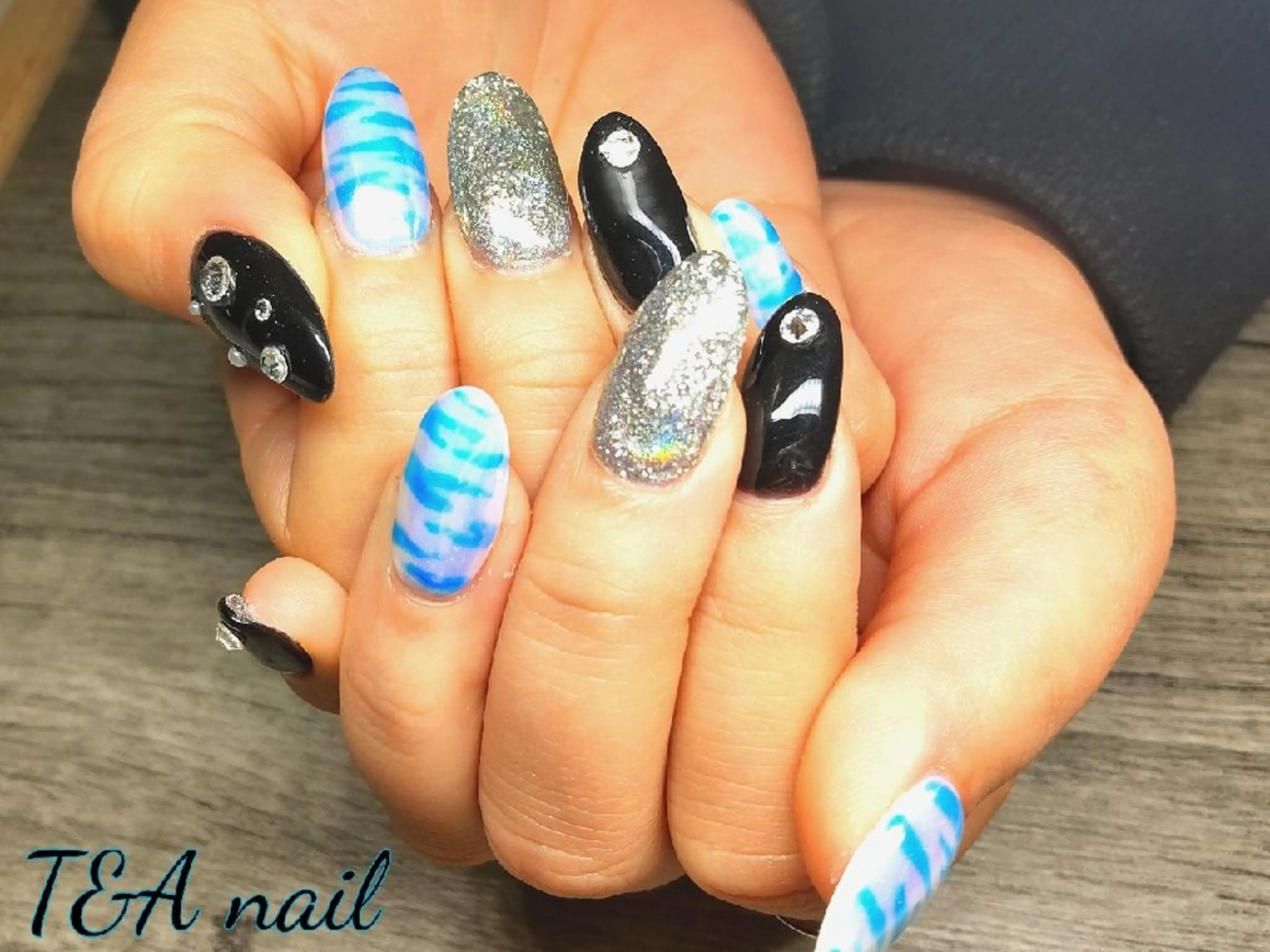 ミディアム ネイル アニマル柄 長さ出し ジェルネイル ラメ(グリッター) スカルプネイル ハンドネイル T&A nailのネイルデザイン