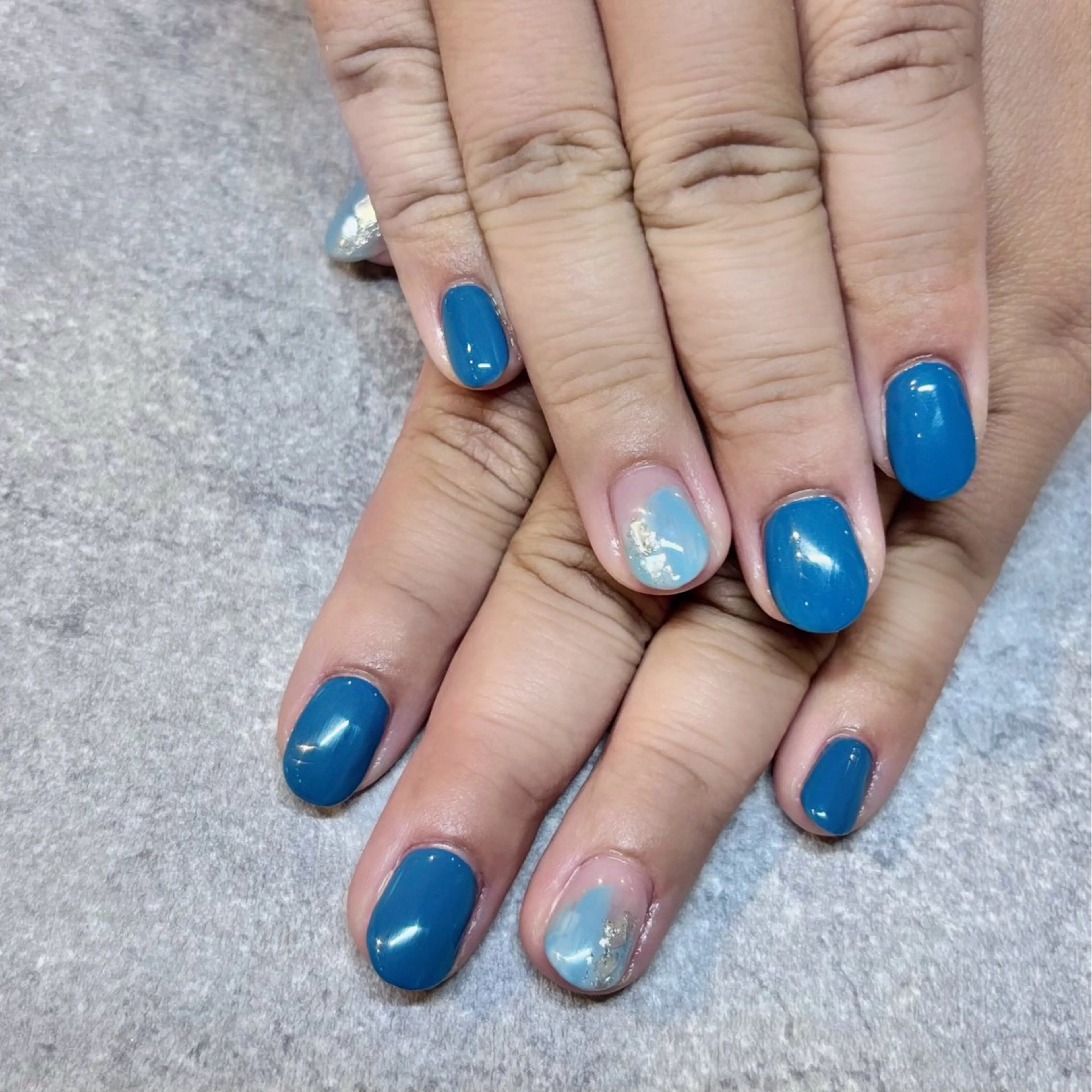 ネイル ブルー ラメ(グリッター) ニュアンスネイル シルバー L'idea nail〈ラ・イデア・ネイル〉所属・L'ideanail AZUのネイルデザイン