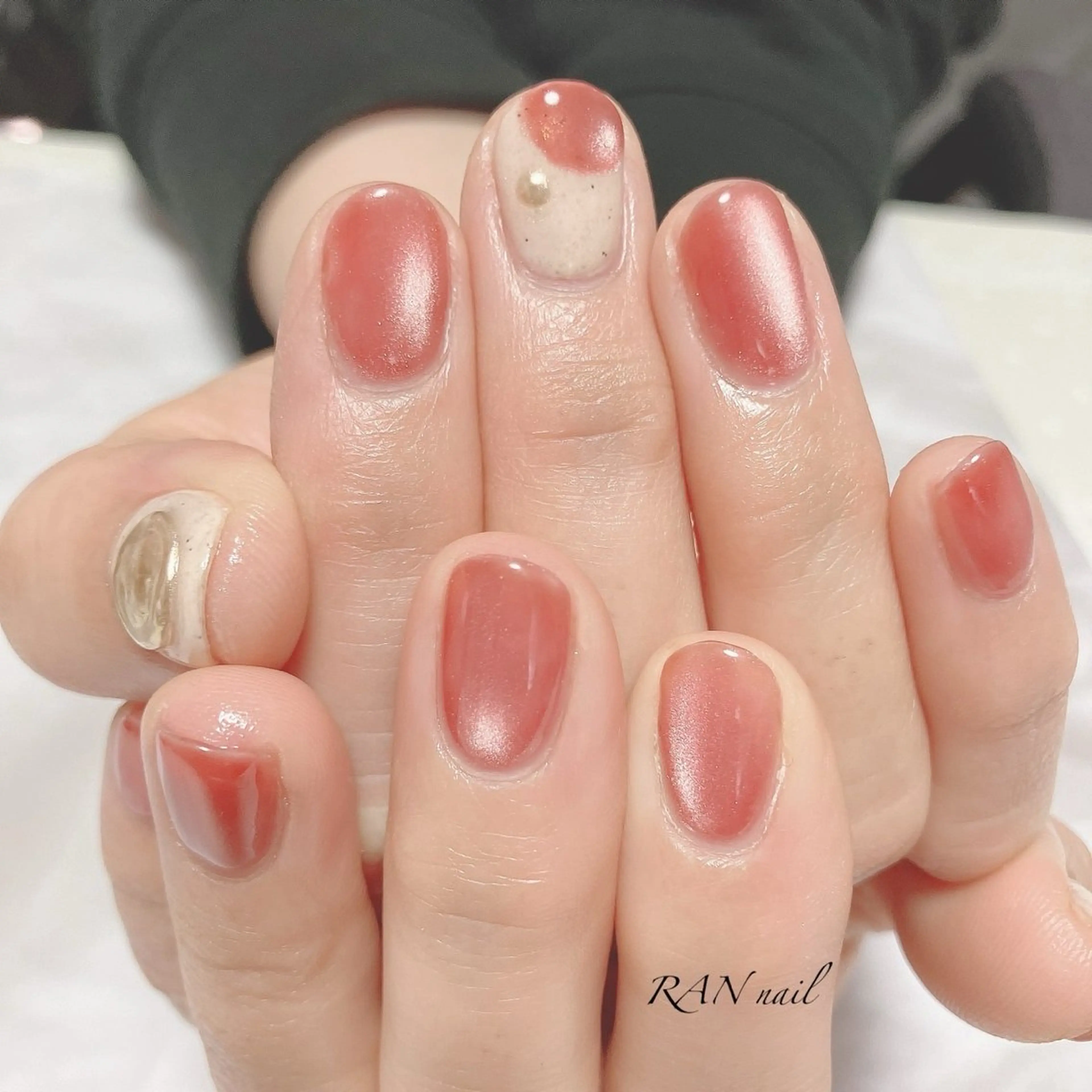 ネイル キラキラネイル マグネットネイル 赤色 シンプルネイル 春ネイル ハンドネイル フットネイル RAN nail 〜ランネイル〜所属・RAN nailのネイルデザイン