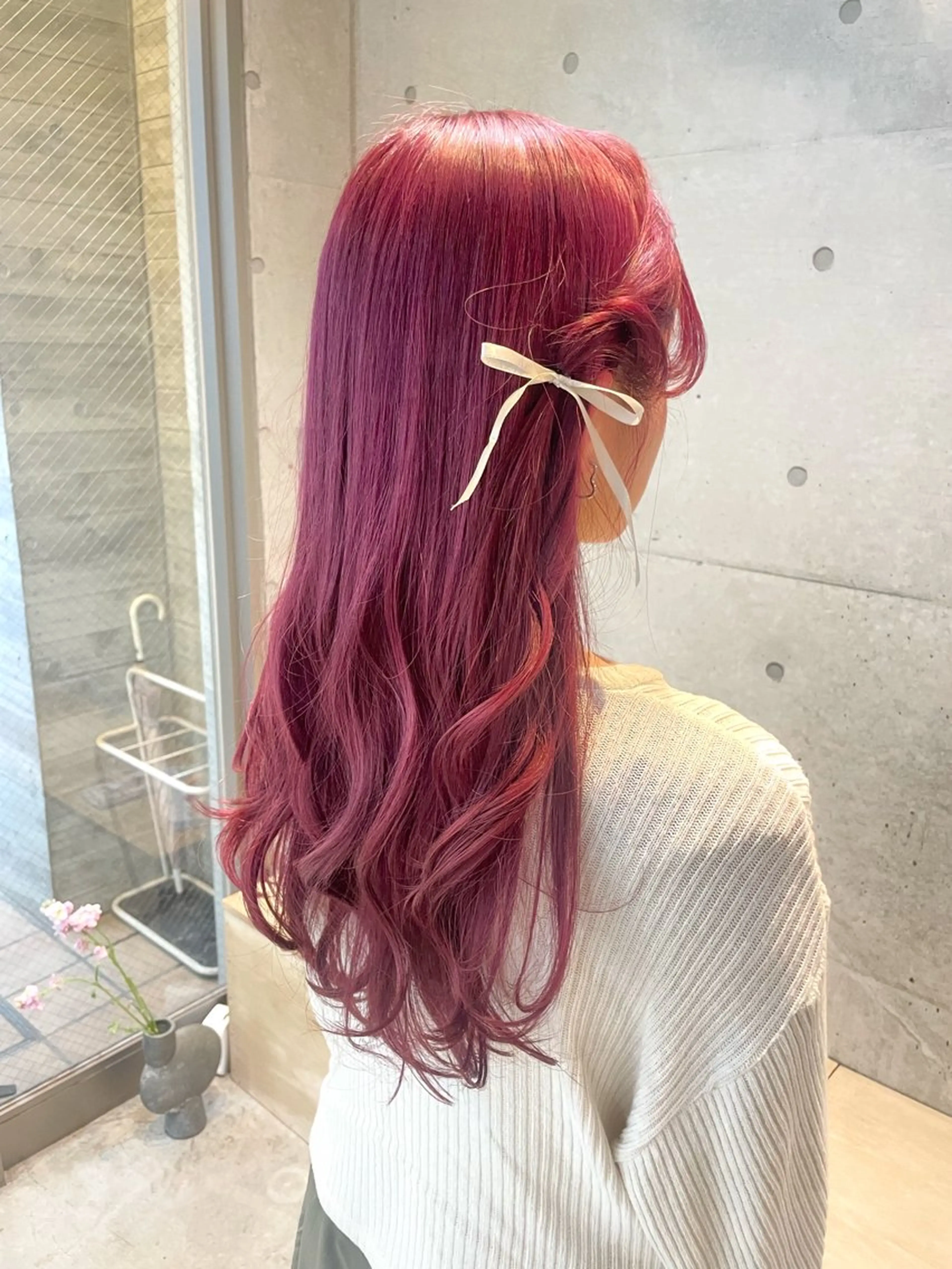 ロング カラー ブリーチ ピンクカラー ヘアカラー 【arc】Ruri コテ巻き風パーマのヘアスタイル