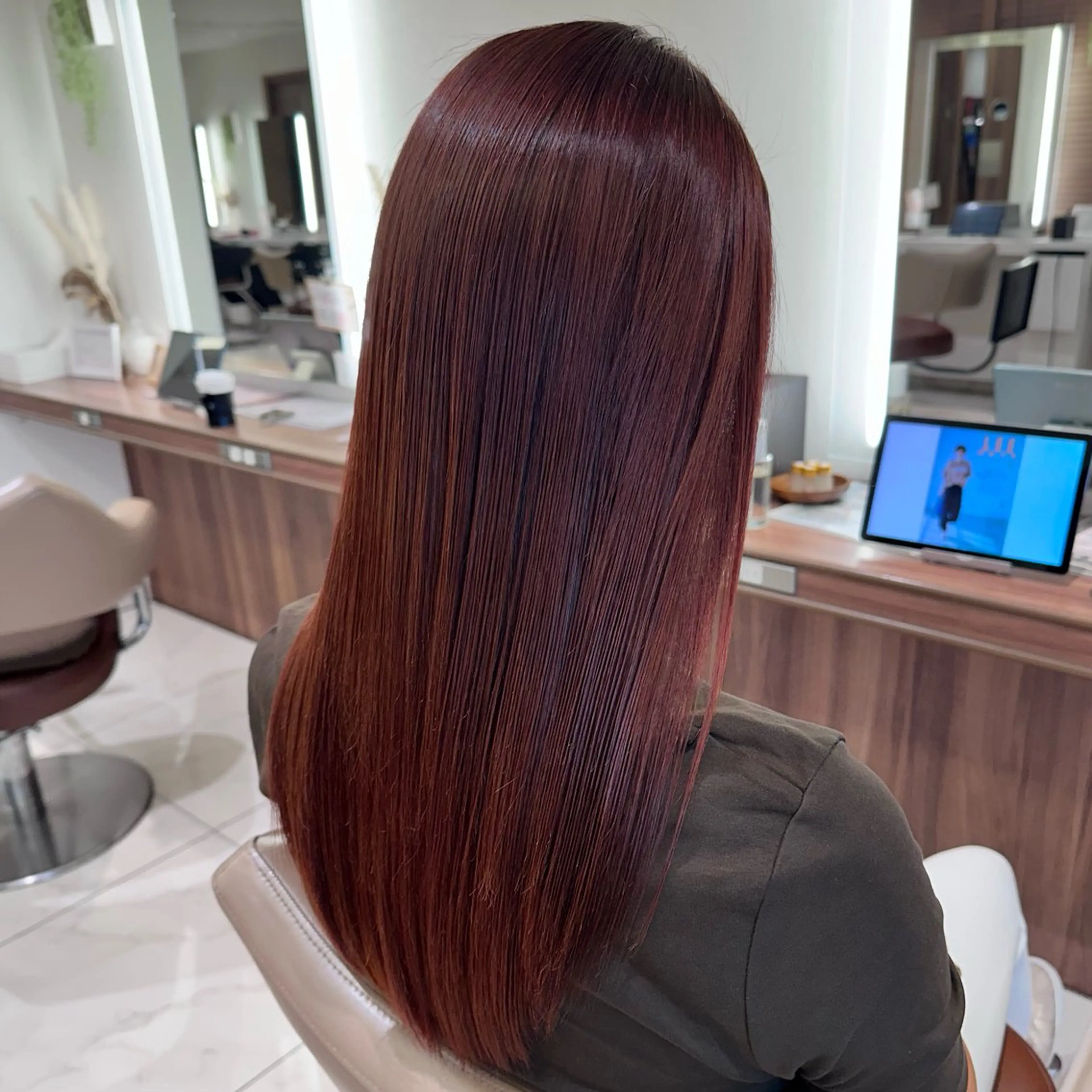 カラー ボルドーカラー ヘアカラー トリートメント 加藤芽実カラーリスト ／ミルクティーカラーのヘアスタイル