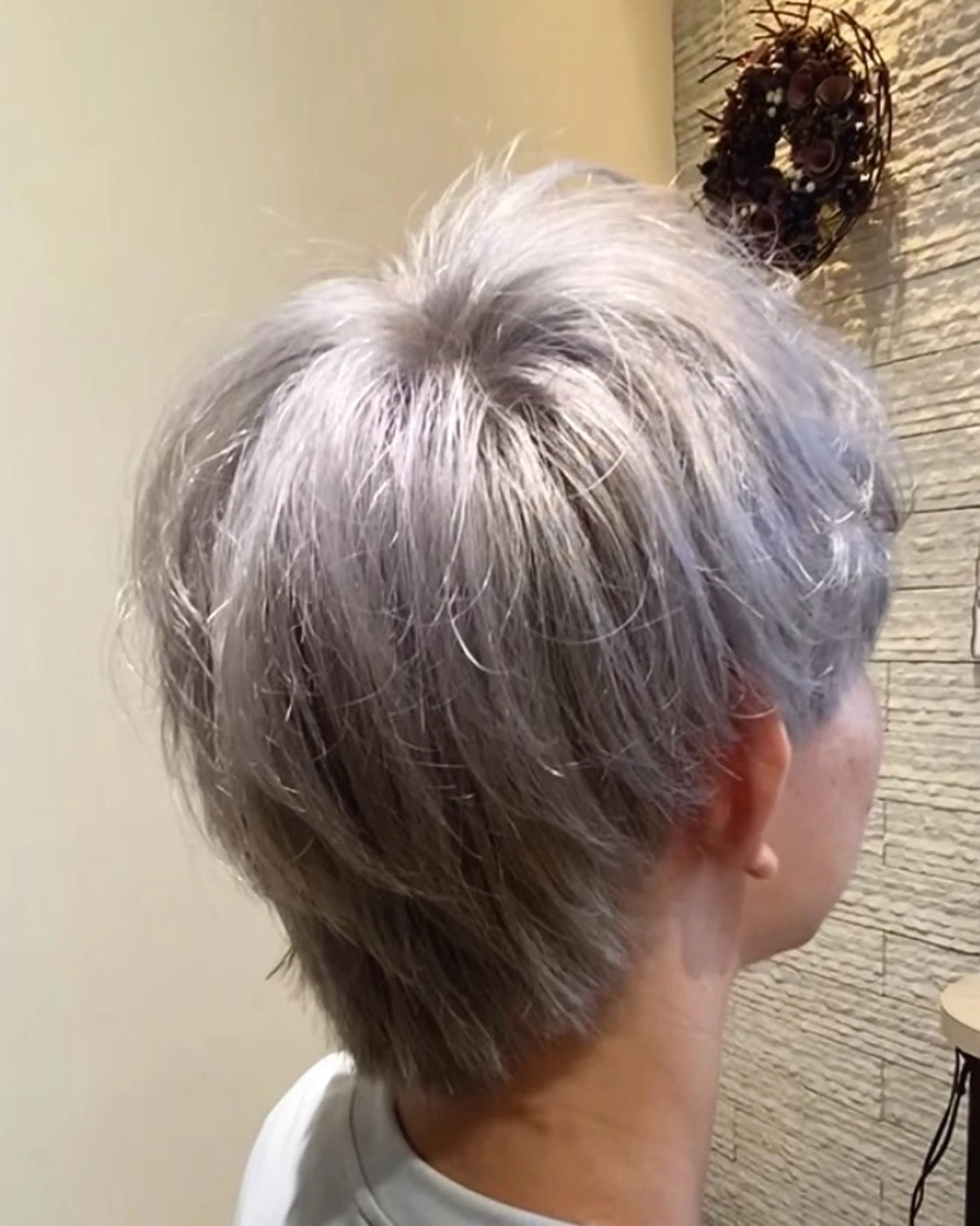 カラー メンズ メンズハイトーン アッシュ 透明感カラー ハイトーンカラー シルバー カット ヘアカラー トリートメント AYL　hair桃花台所属・菅野 奏のヘアスタイル