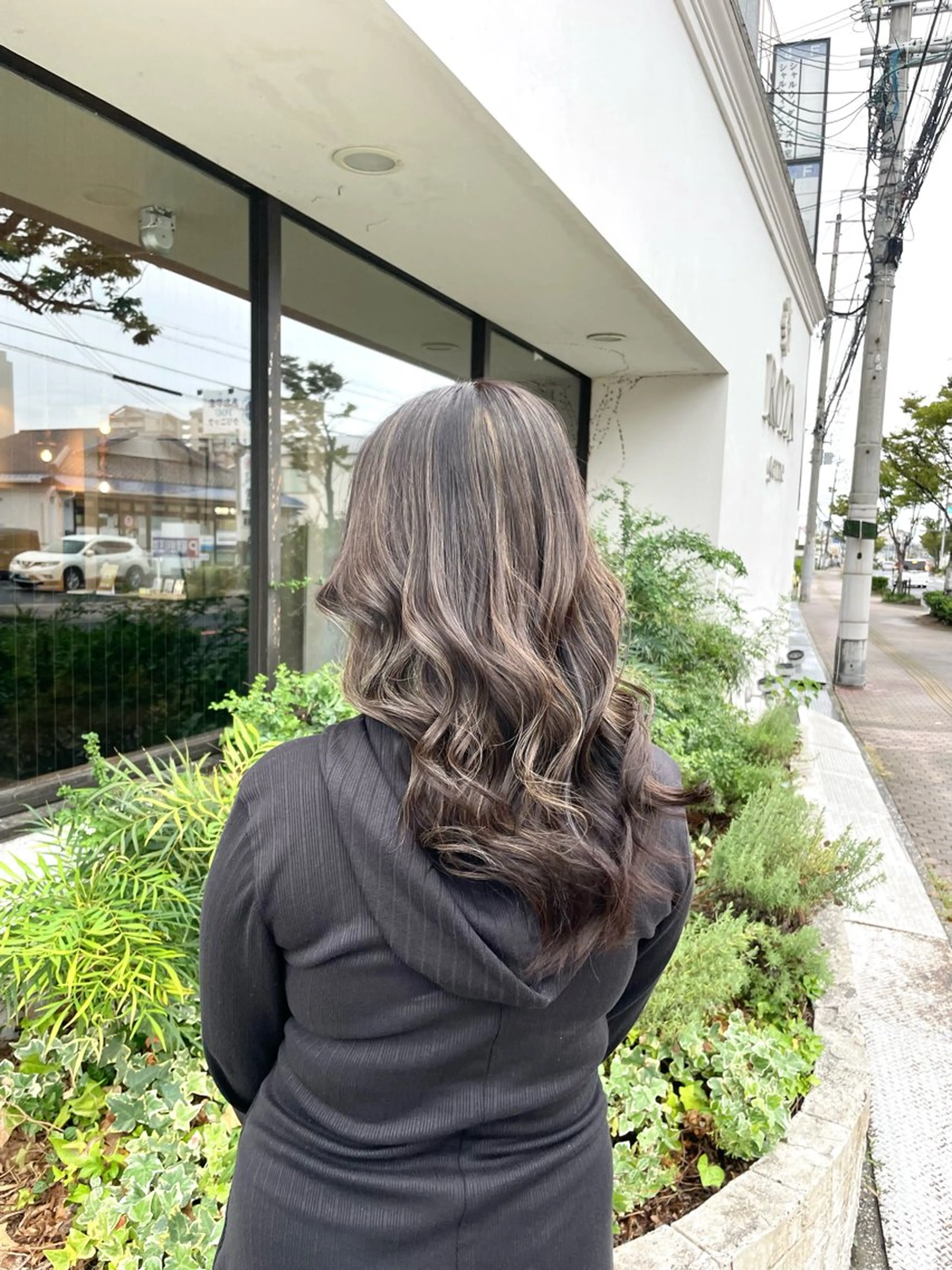 ロング ROZA germe所属・SHIO / ハイトーンカラーのヘアスタイル