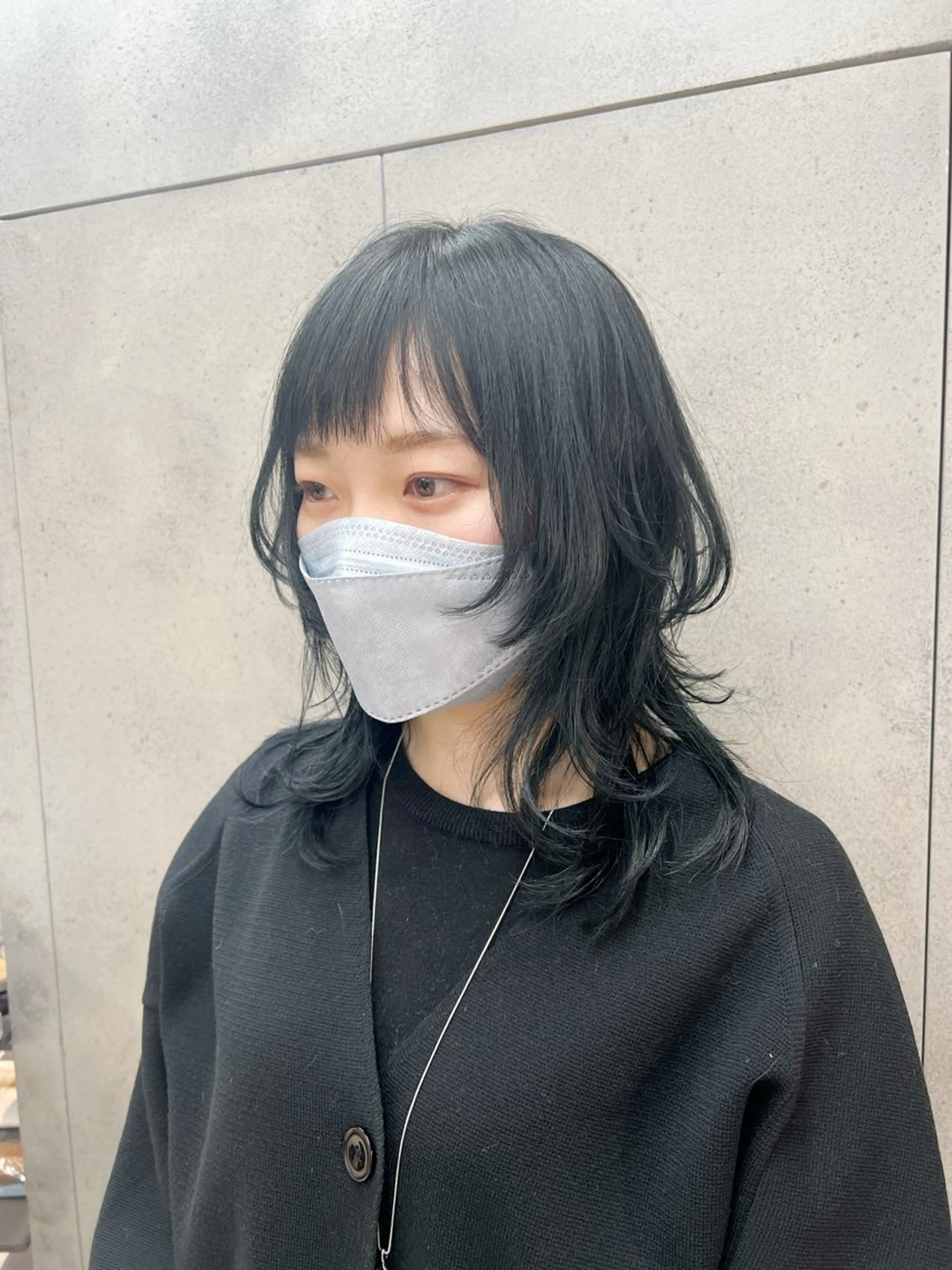 ミディアム カラー 黒髪 ブルーカラー ブルーブラック ウルフカット カット ヘアカラー トリートメント ロングウルフ🤍渋谷 🤍Mizukiのヘアスタイル