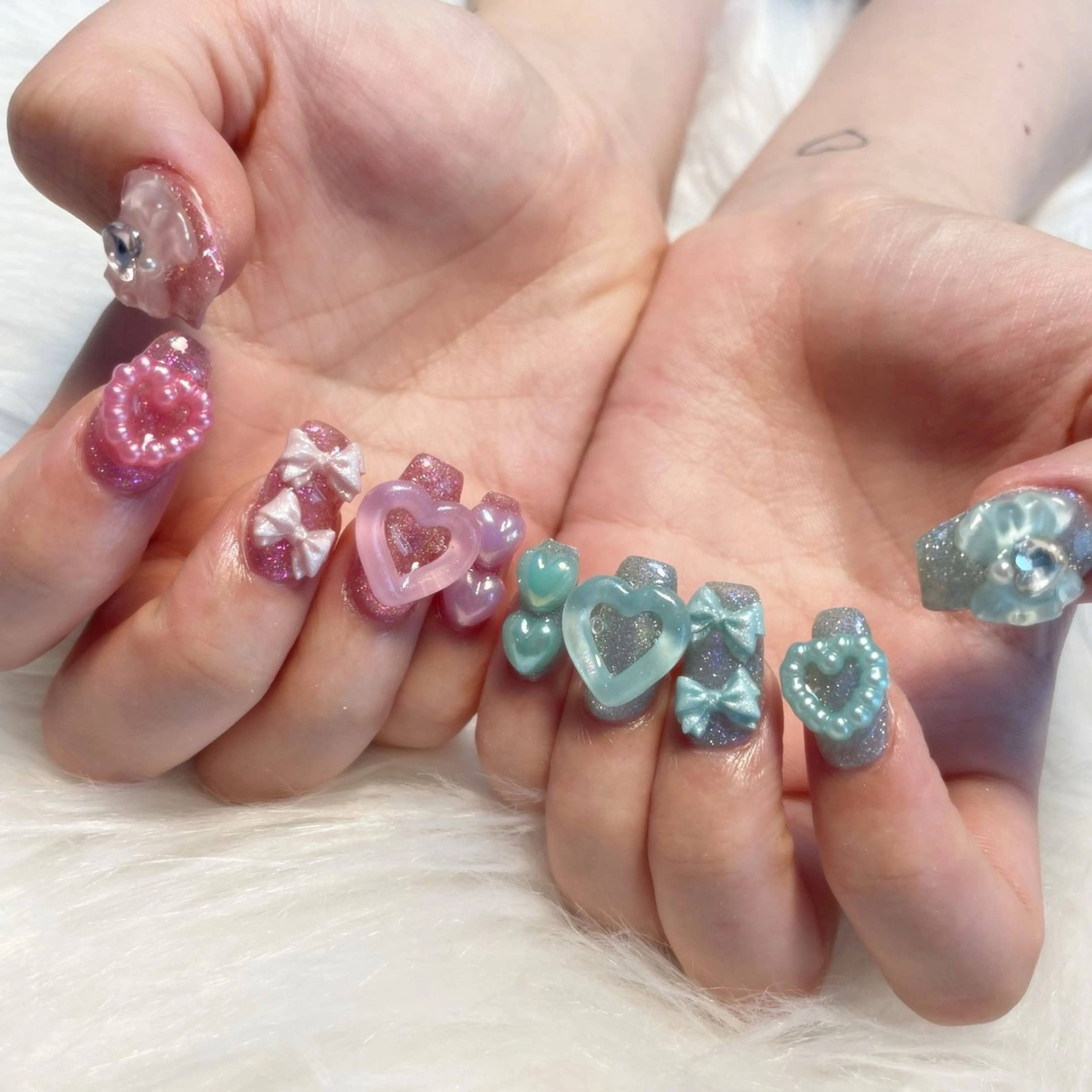 ネイル ハンドネイル ゴテゴテ💙ワンホン リオナのネイルデザイン