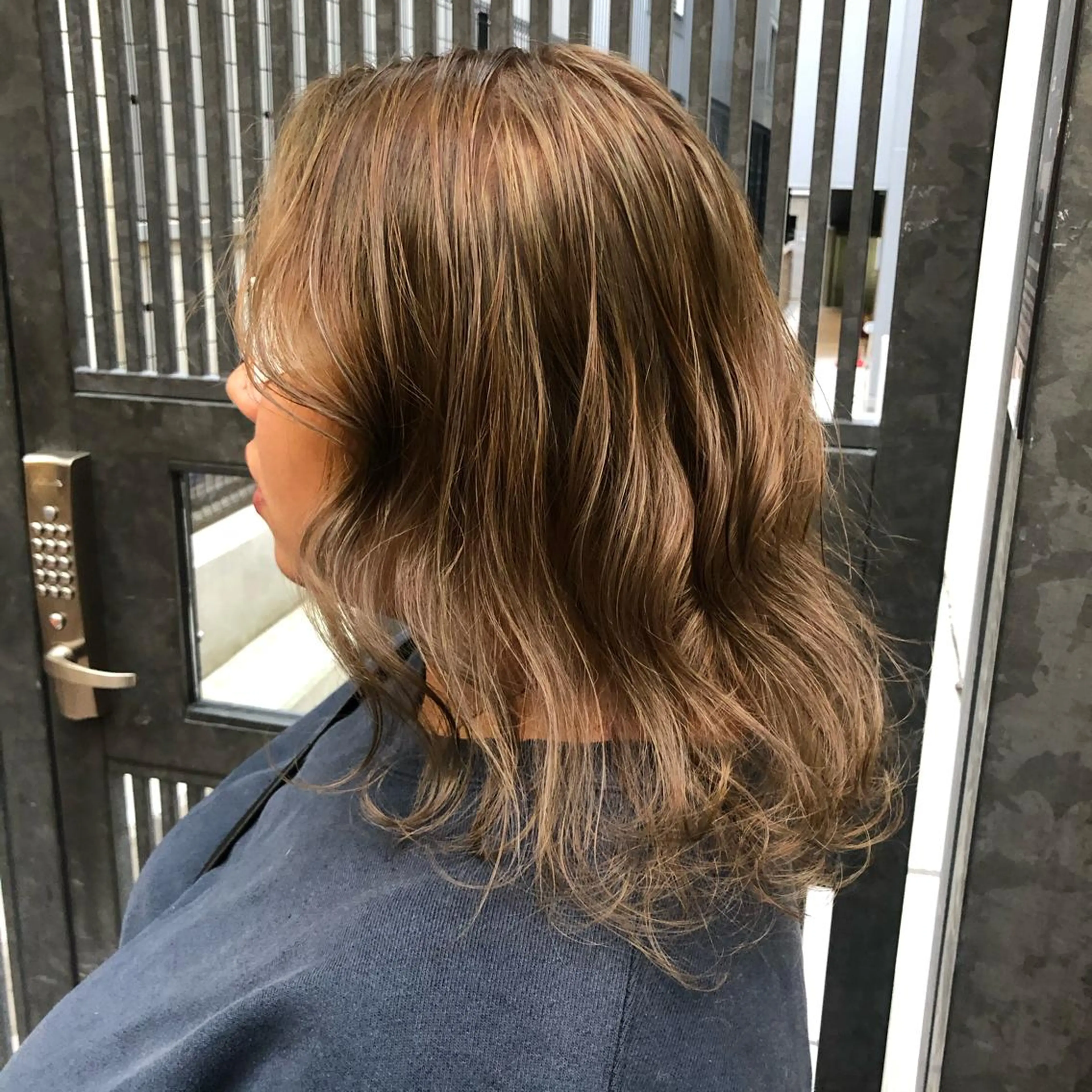 ミディアム カラー ウルフカット／吉村 桃子のヘアスタイル