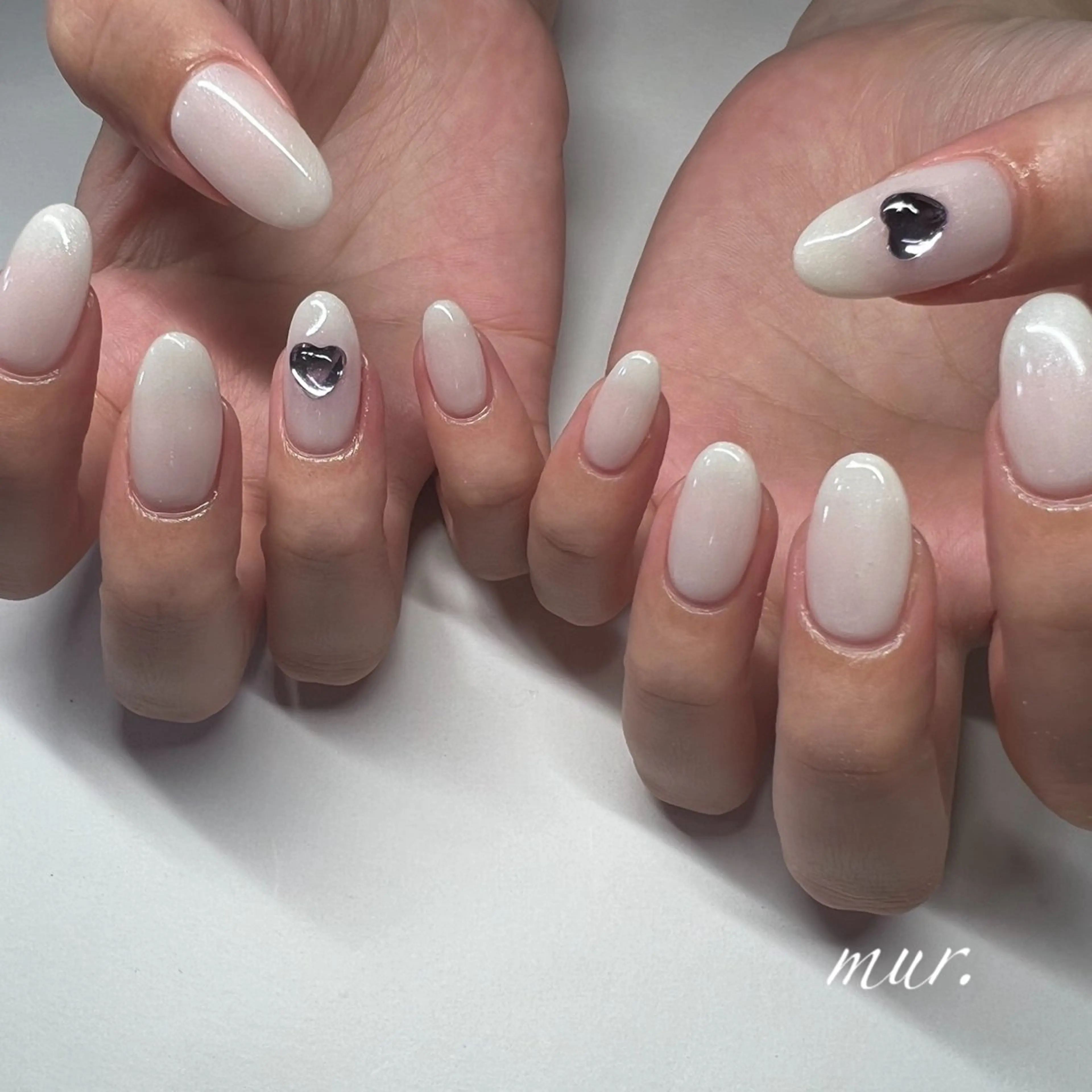 ネイル ジェルネイル ハート ラメ(グリッター) ワンカラーネイル ホワイト nailsalon mur.のネイルデザイン